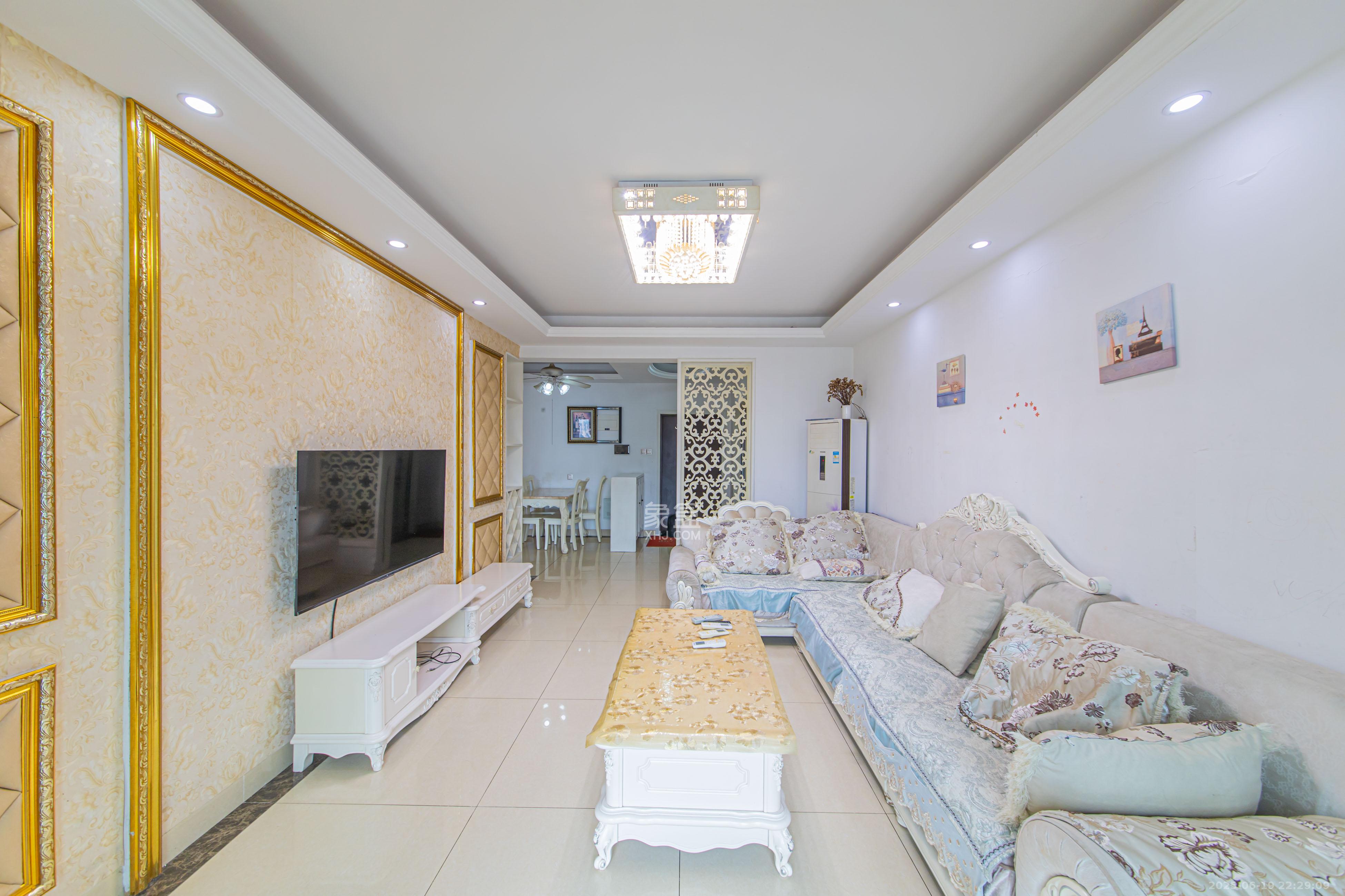 长城水郡 1室2厅1卫 60.0万 长城水郡 1室2厅1卫 60.0万客厅