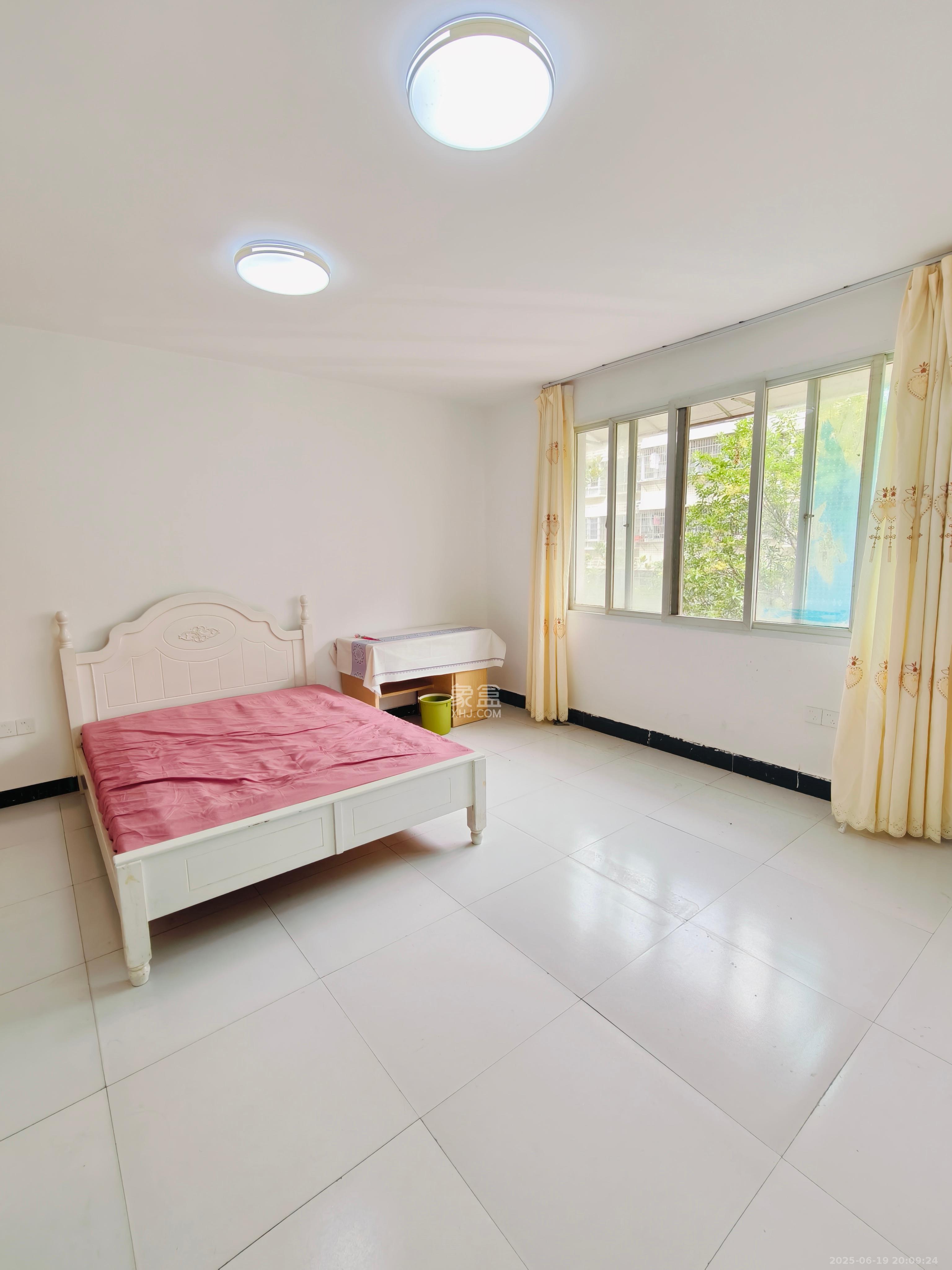 雅雀湖小区 4室2厅1卫 1800.0元/月 雅雀湖小区 4室2厅1卫 1800.0元/月室内图