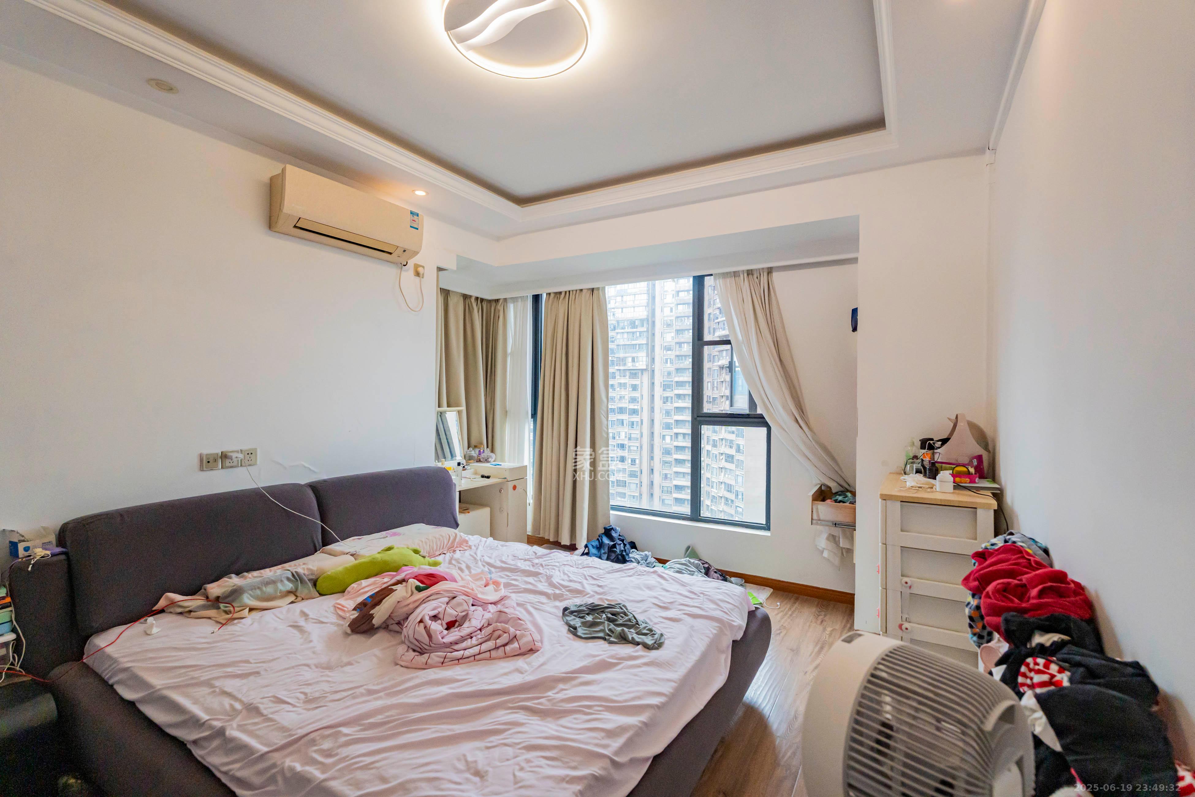 藏珑湖上国际花园 2室2厅1卫 85.0万 藏珑湖上国际花园 2室2厅1卫 85.0万卧室