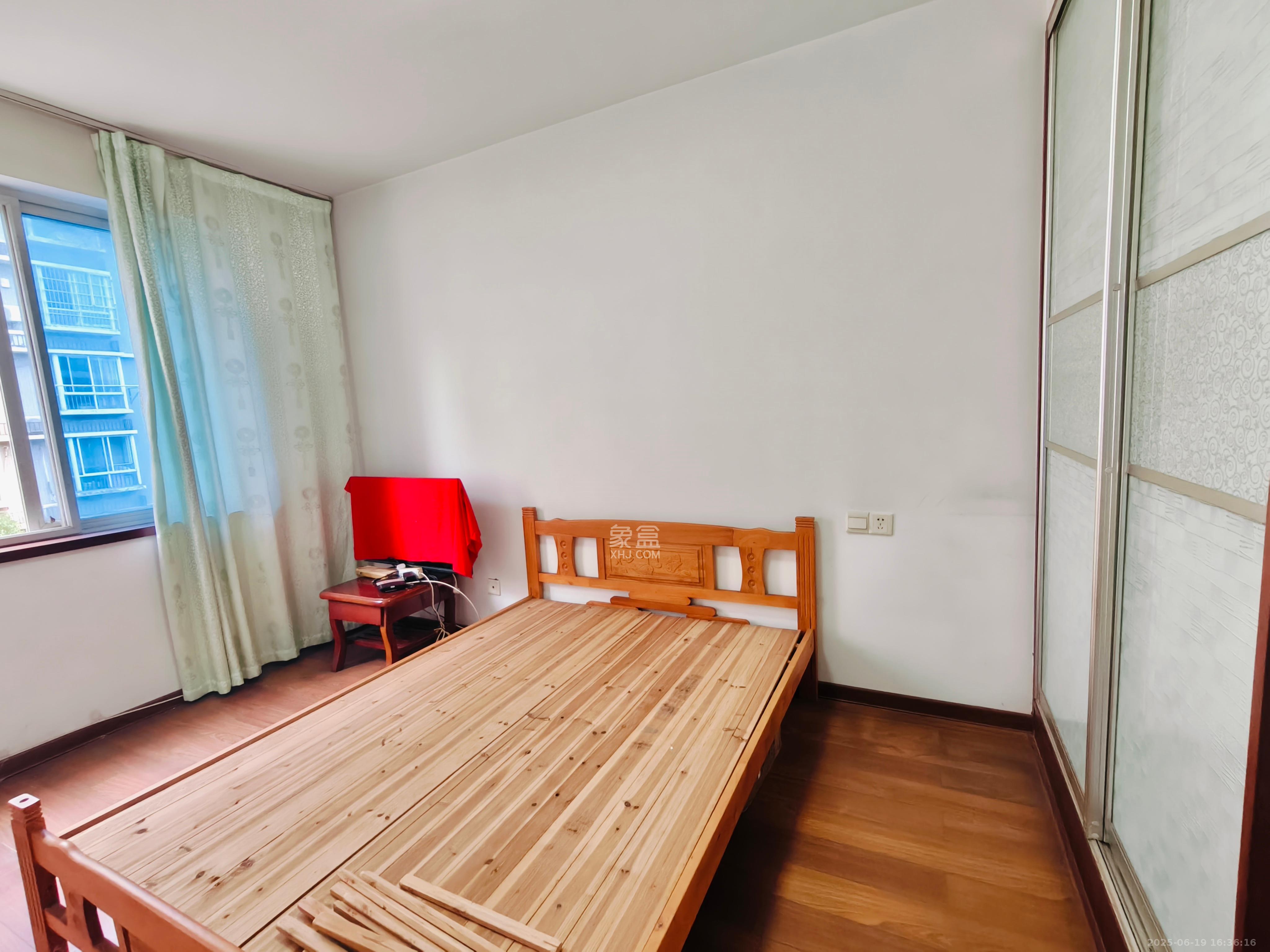 四方小区 4室2厅2卫 2400.0元/月 四方小区 4室2厅2卫 2400.0元/月室内图