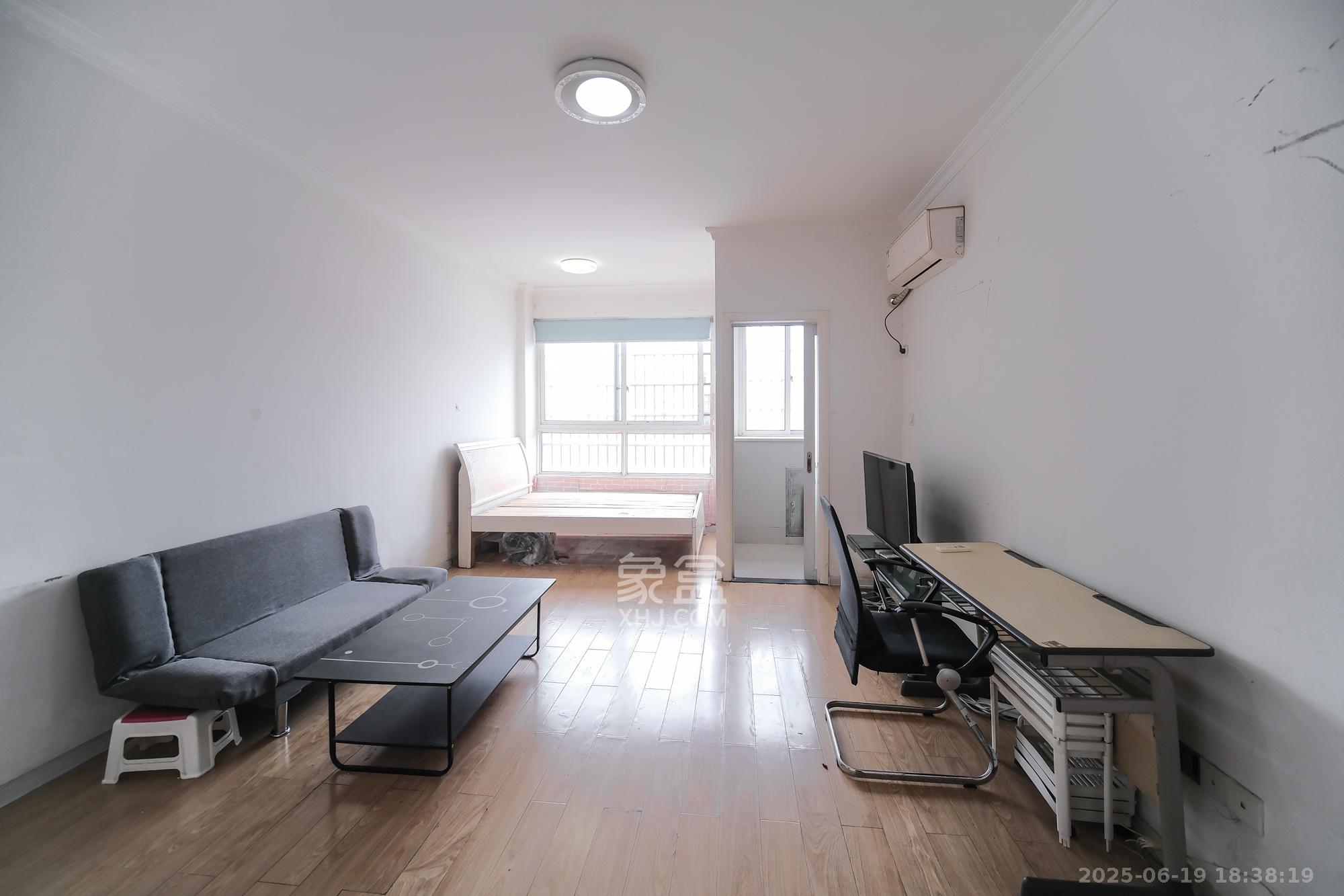 月亮湾草莓街区一、二期 1室1厅1卫 18.8万 月亮湾草莓街区一、二期 1室1厅1卫 18.8万客厅