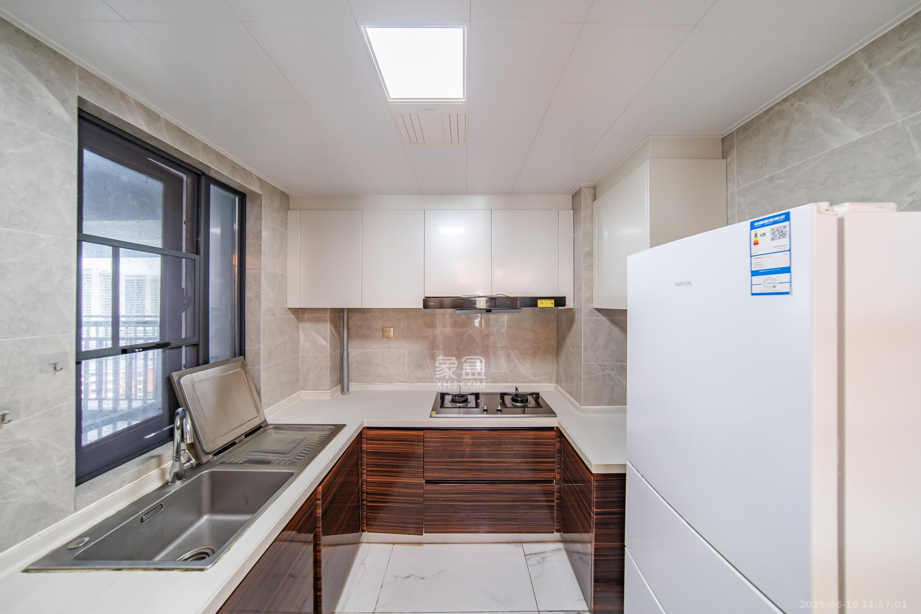 中海阅麓山一期  3室2厅2卫    125.0万厨房