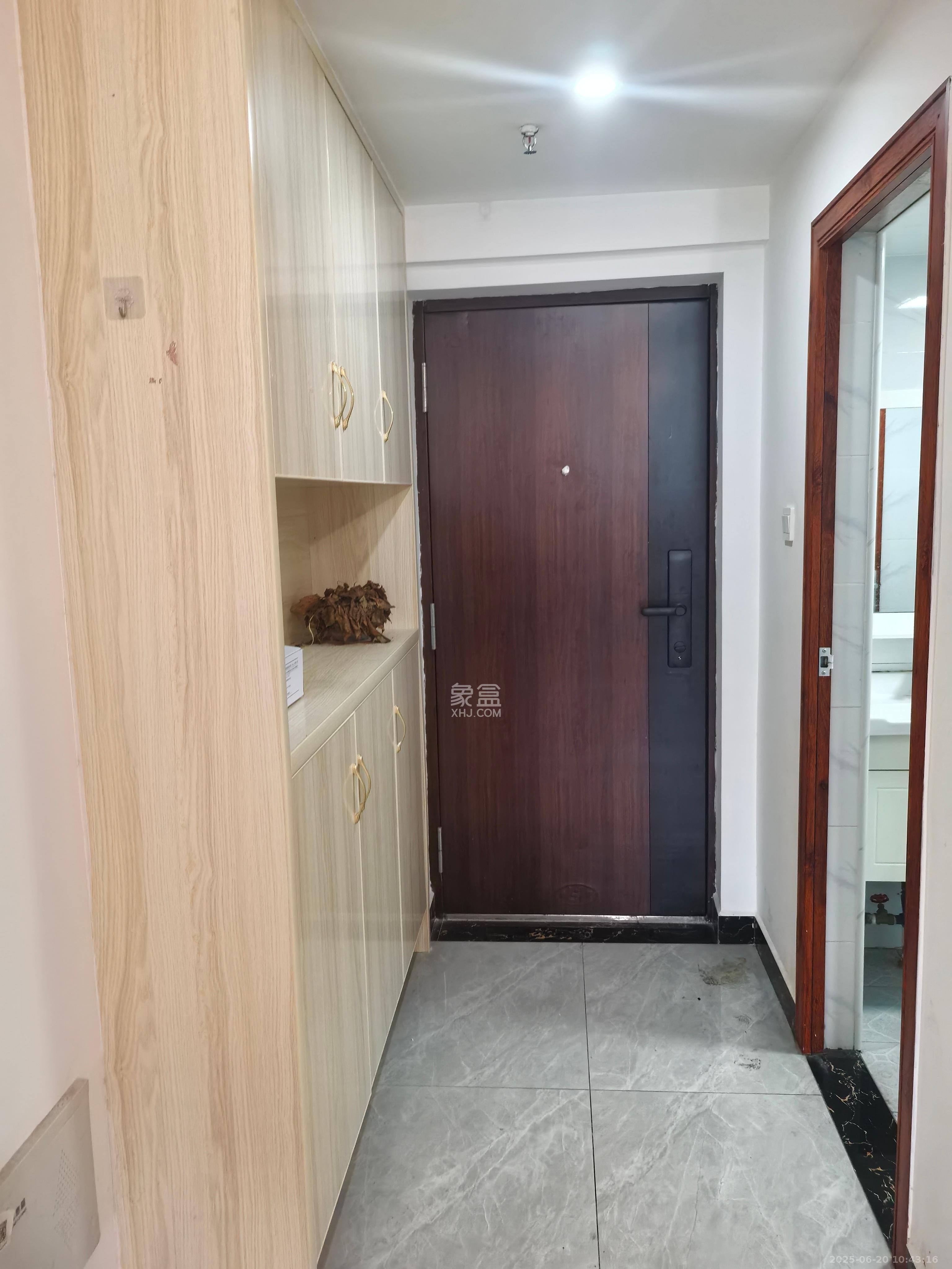 国泰九龙湾  1室1厅1卫    1300.0元/月 国泰九龙湾  1室1厅1卫    1300.0元/月室内图