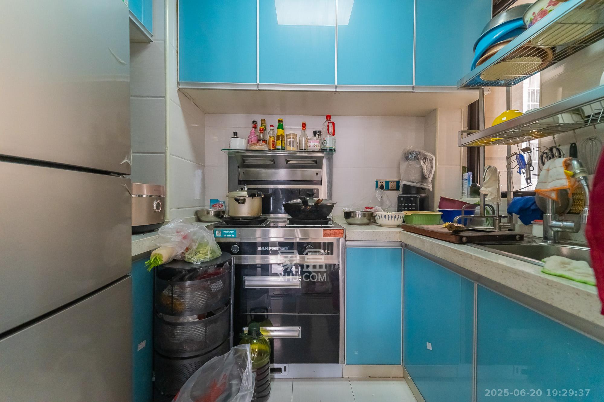 国泰九龙湾  3室2厅1卫    73.8万厨房