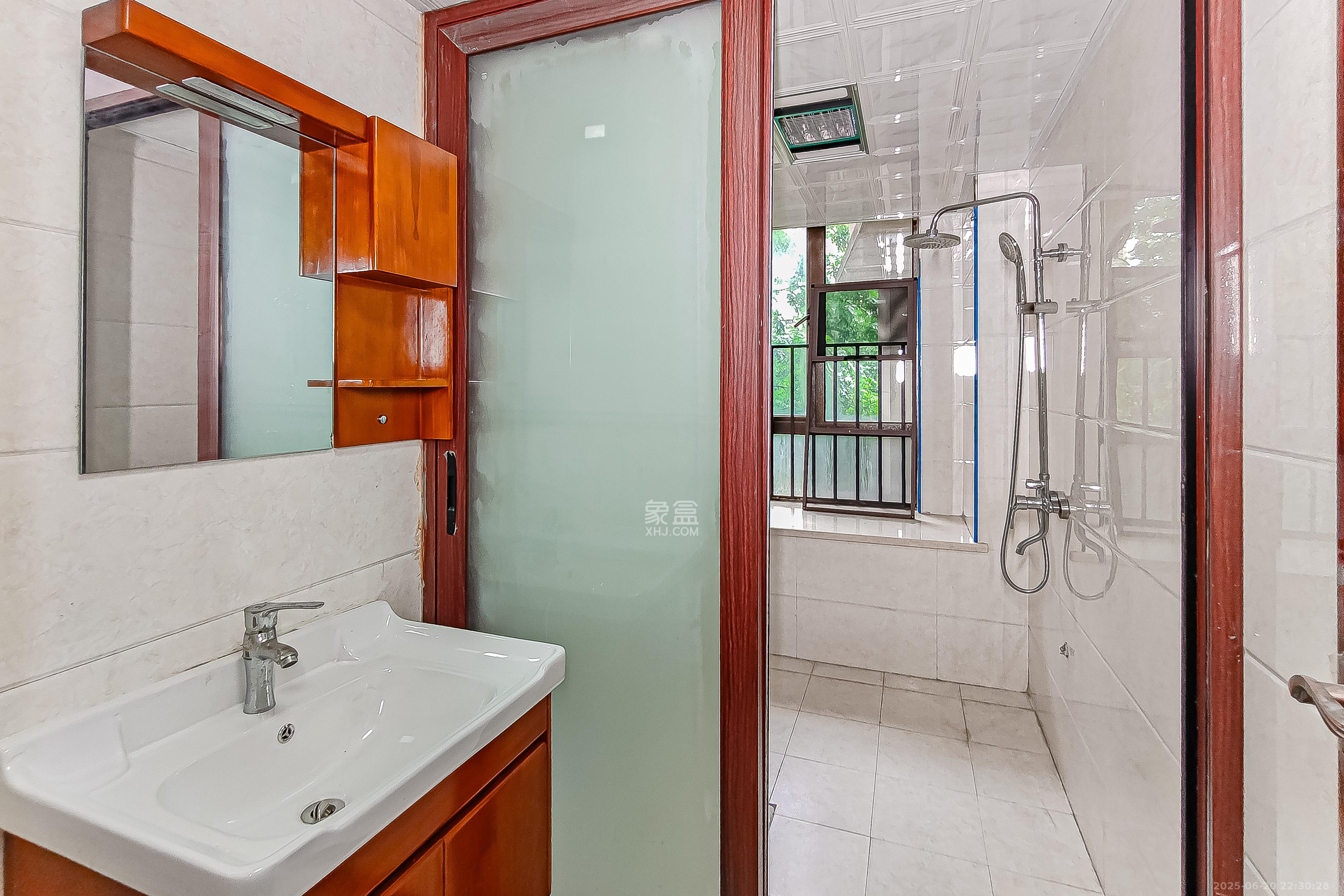 华润凤凰城三期  4室2厅2卫    127.5万 华润凤凰城三期  4室2厅2卫    127.5万卫生间