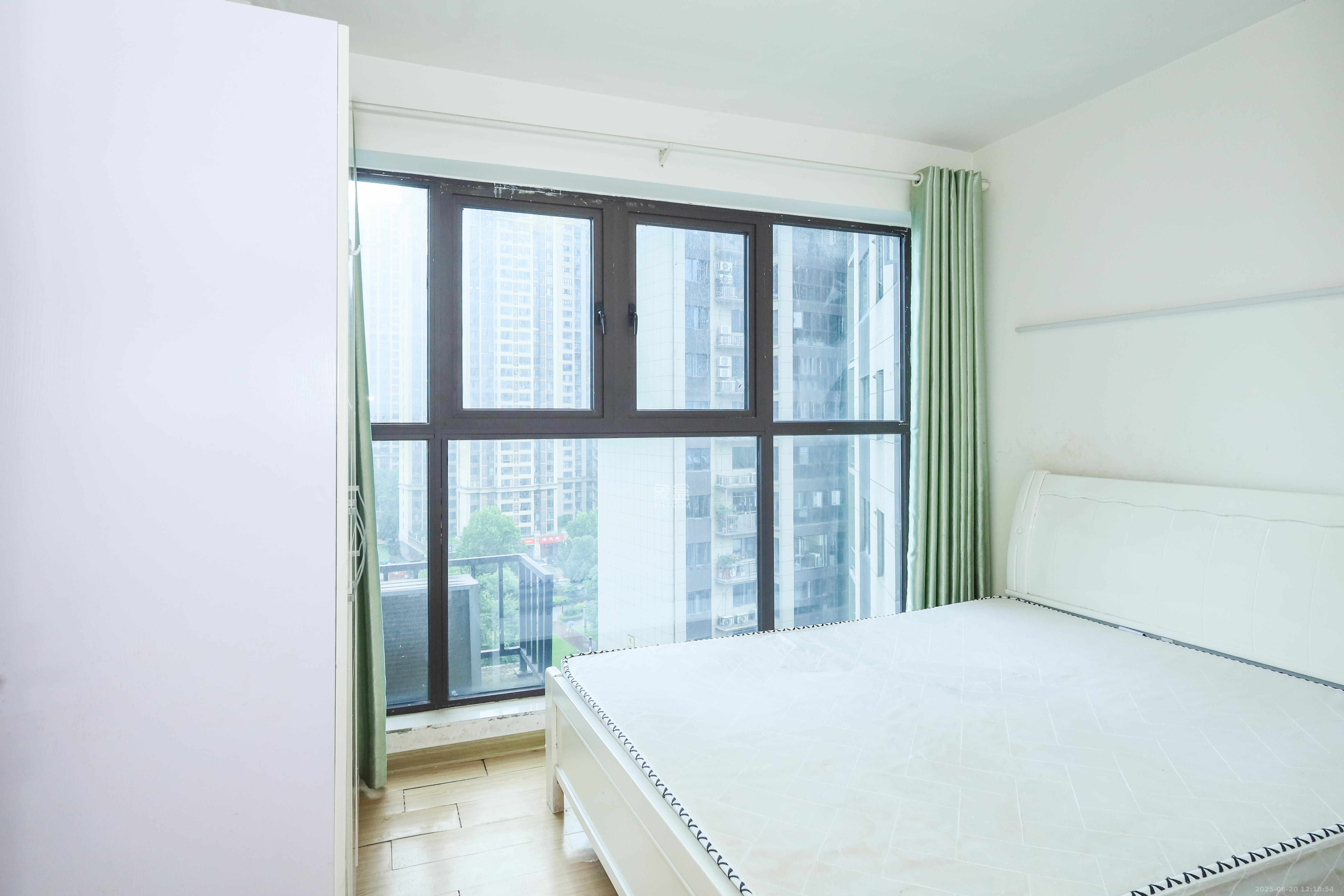中国铁建梅溪青秀二期  4室2厅2卫   218.00万卧室