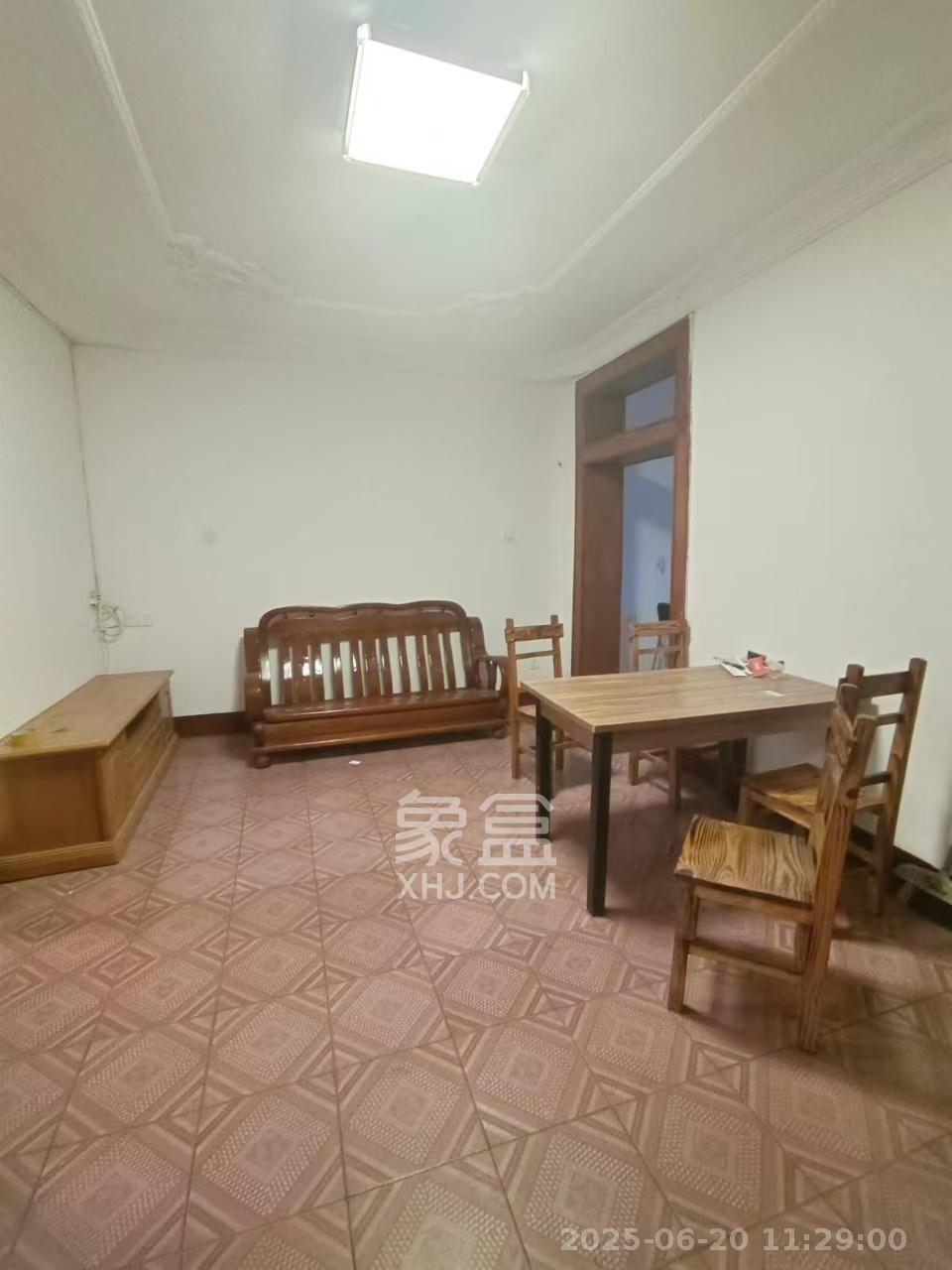 长勘小区 1室2厅1卫 2300.0元/月 长勘小区 1室2厅1卫 2300.0元/月室内图