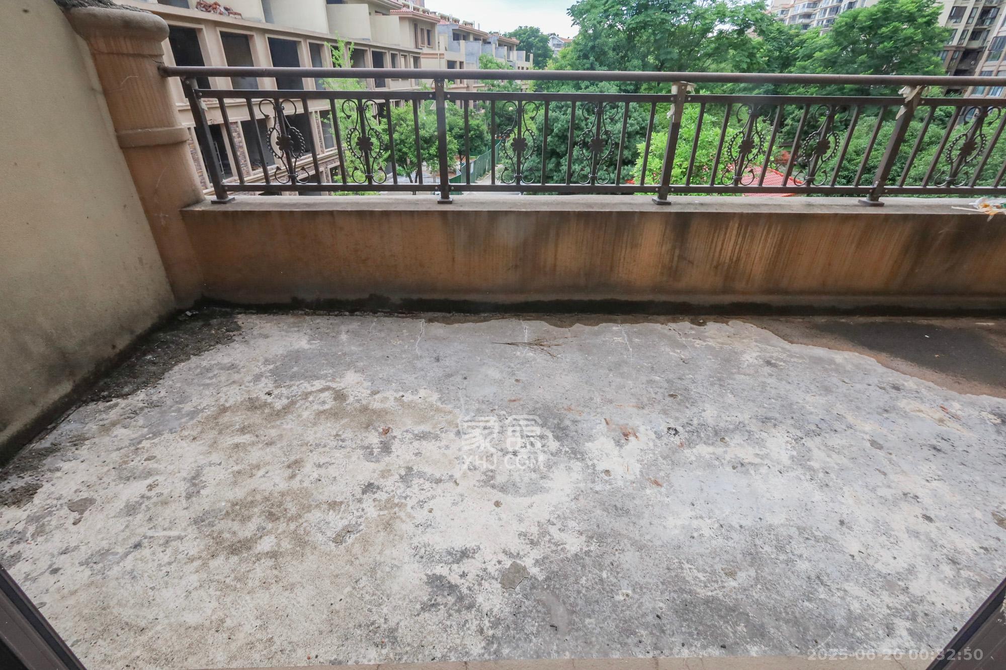 芙蓉别墅山庄(嘉湘华庭)  5室3厅5卫    558.0万 芙蓉别墅山庄(嘉湘华庭)  5室3厅5卫    558.0万阳台