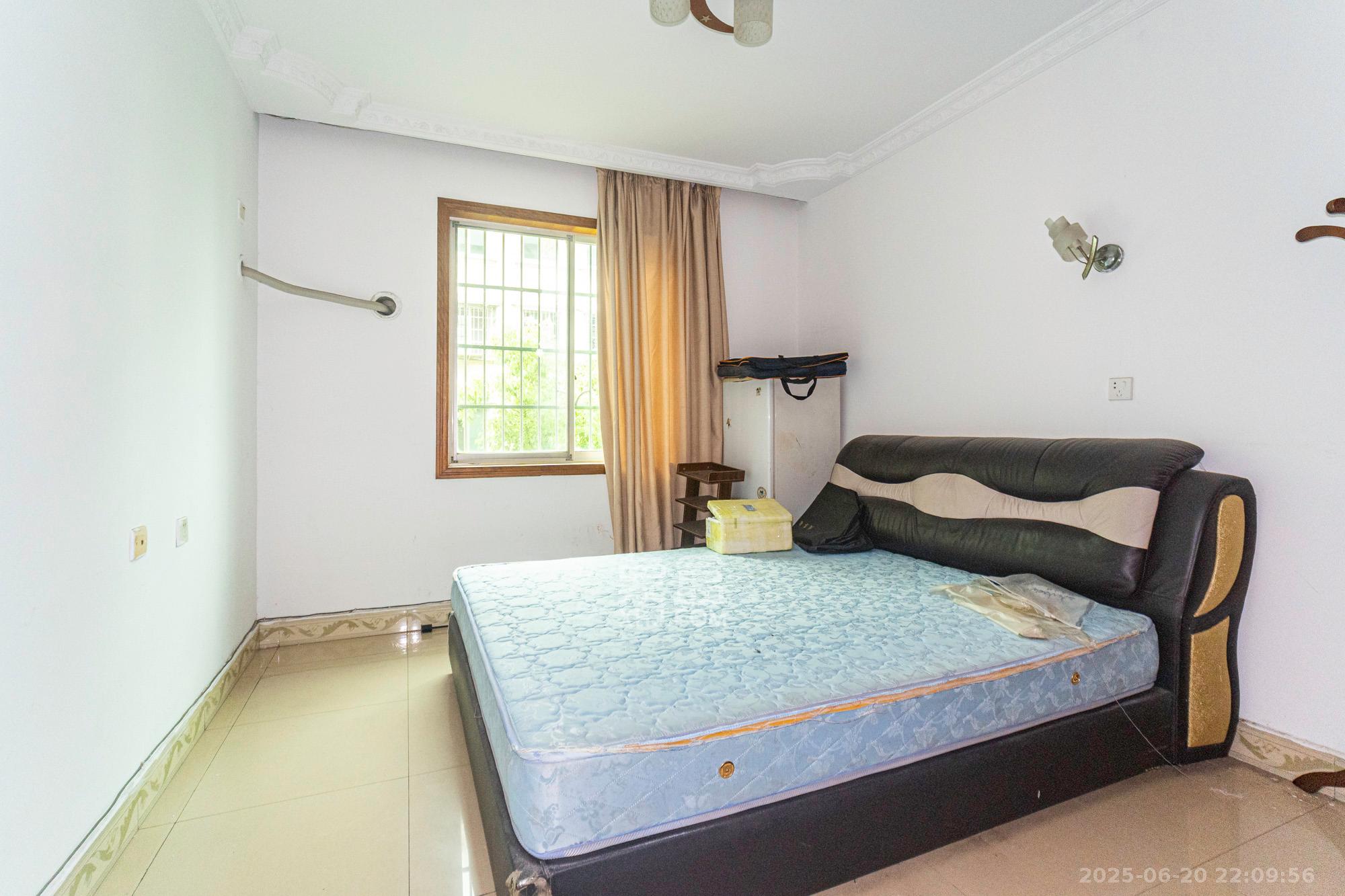 中南汽车世界  1室0厅0卫    26.8万卧室