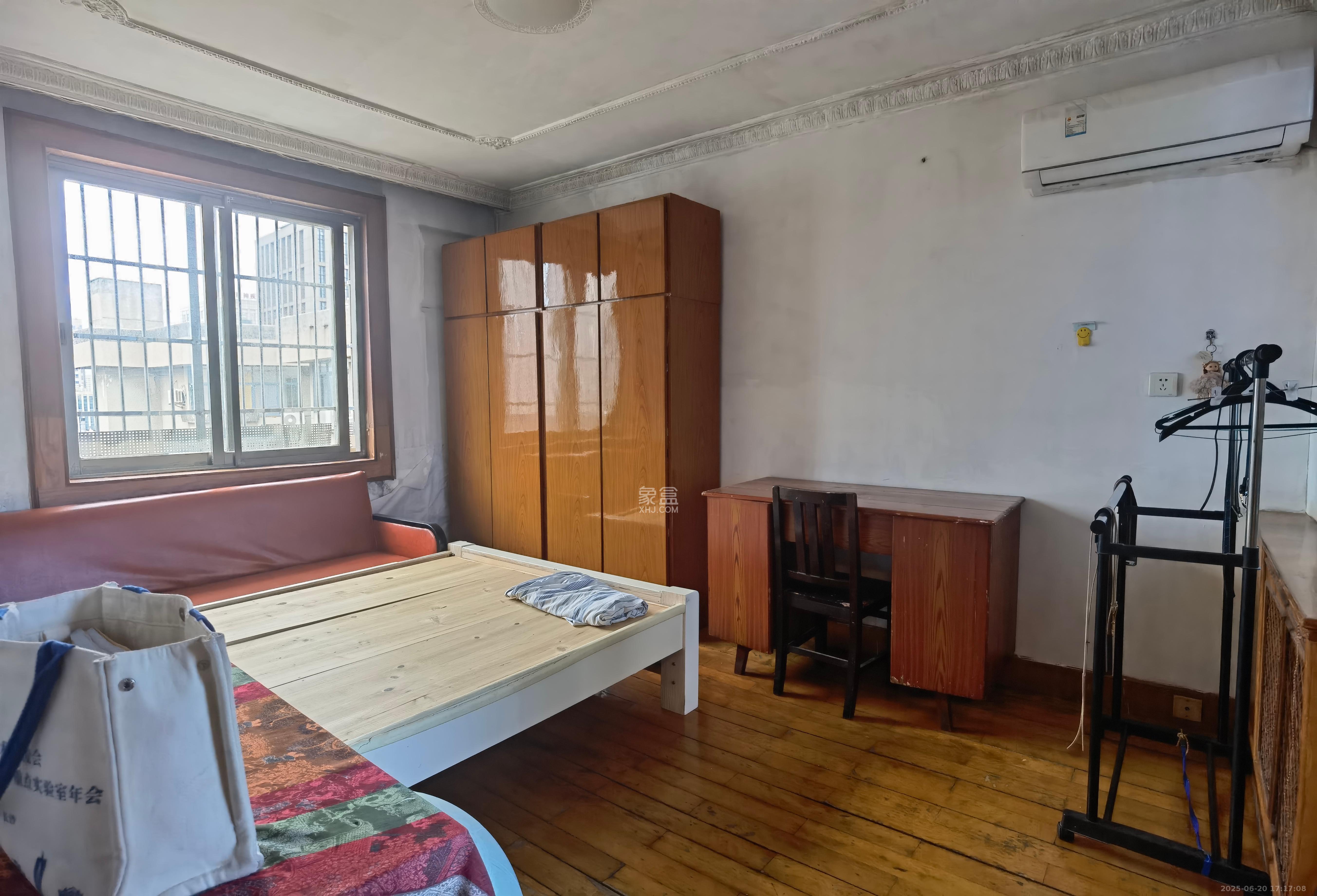 省政府机关梓园住宅区 3室1厅1卫 2400.0元/月 省政府机关梓园住宅区 3室1厅1卫 2400.0元/月室内图