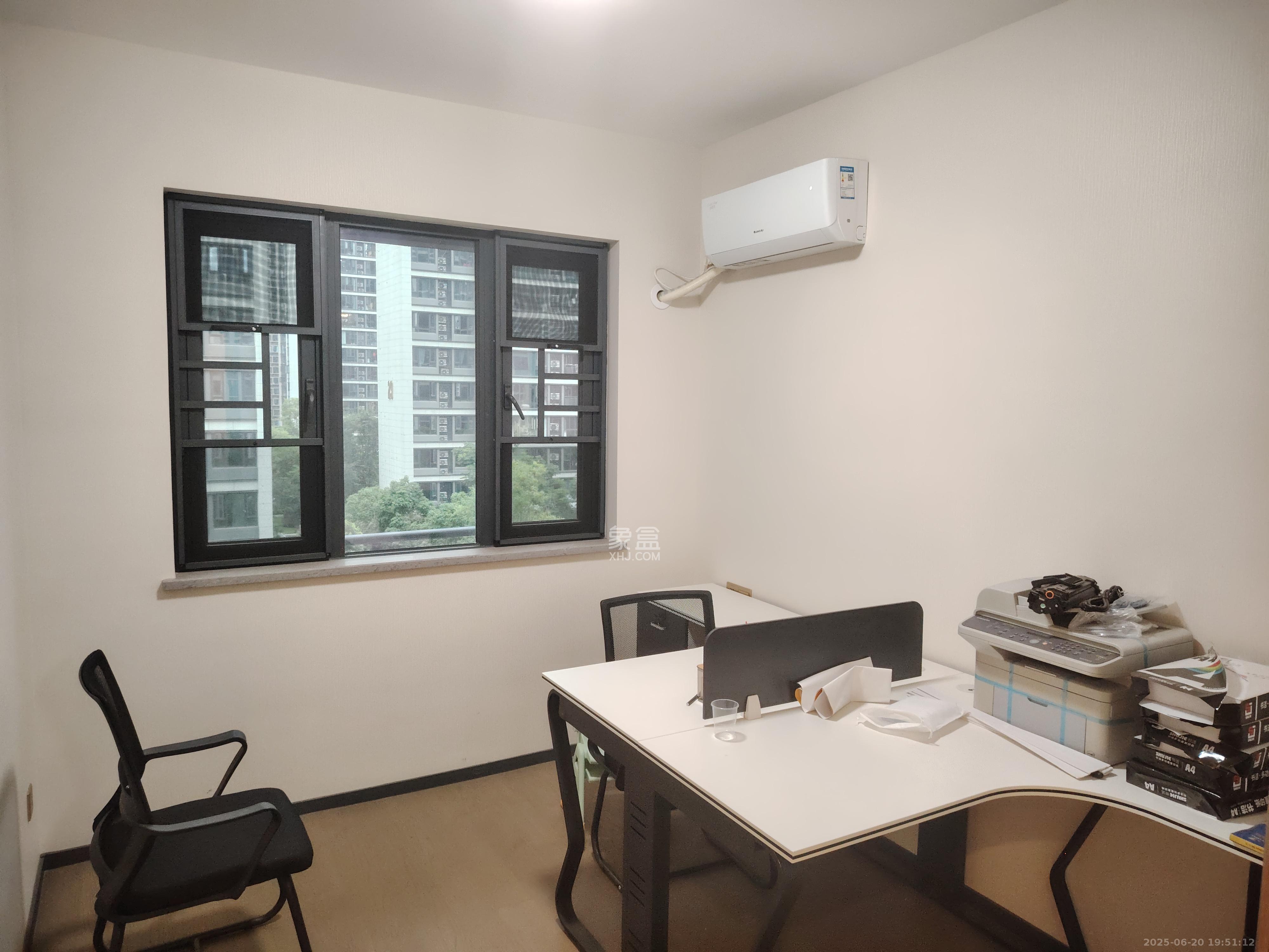 中海阅麓山二期  4室2厅2卫   3300.00元/月室内图