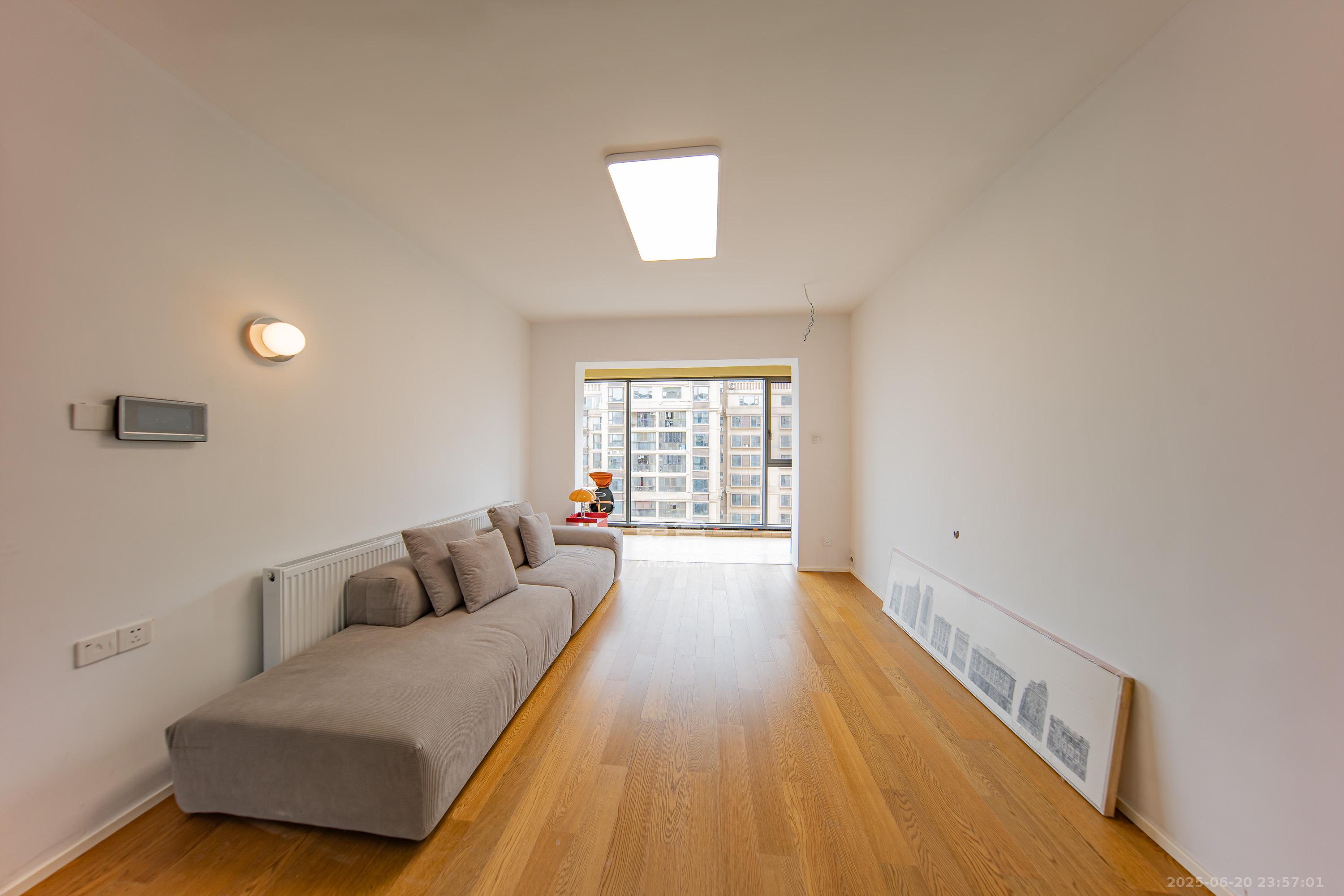 江山帝景哈佛 3室2厅2卫 100.0万 江山帝景哈佛 3室2厅2卫 100.0万客厅