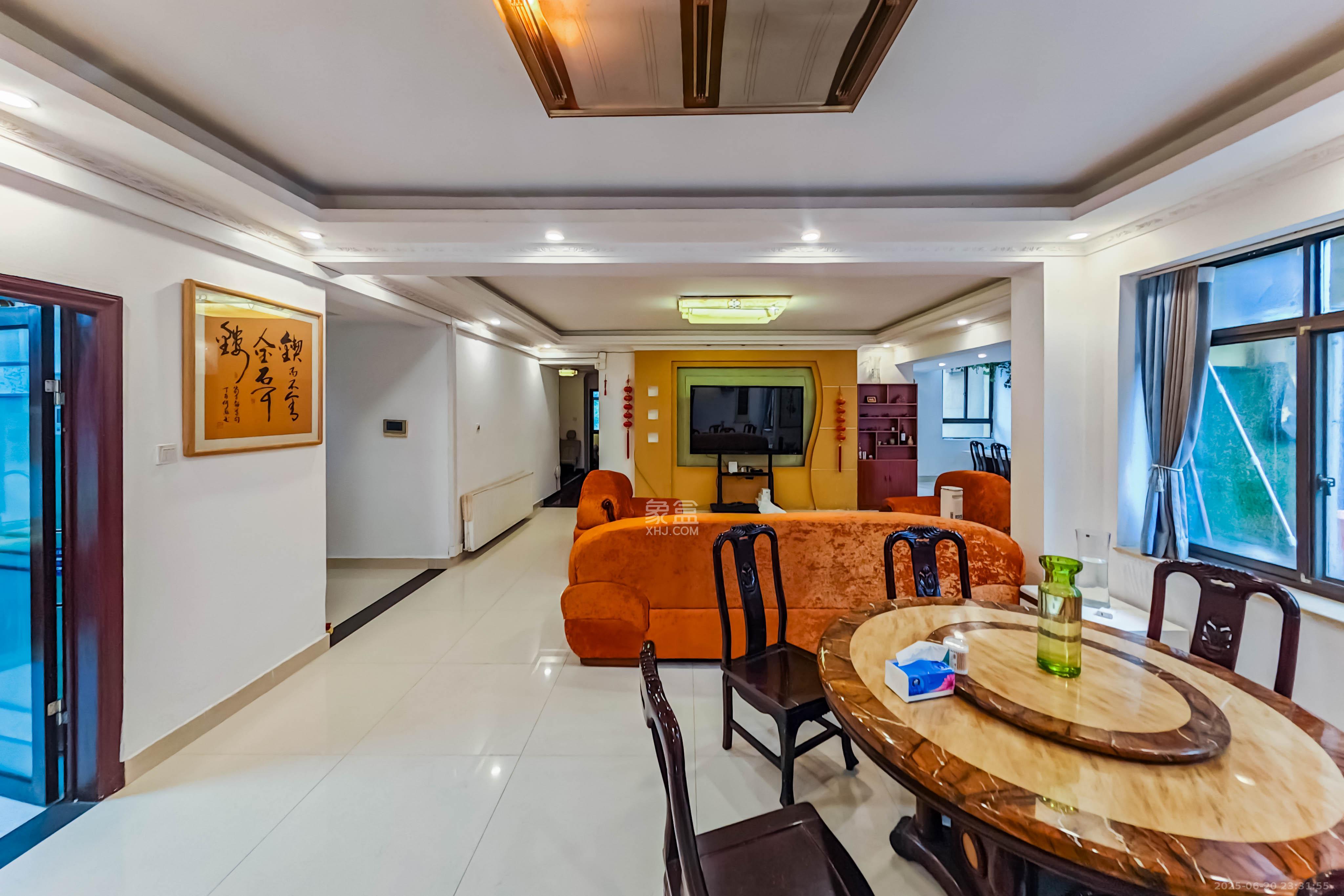 中城丽景香山园 5室3厅2卫 210.0万 中城丽景香山园 5室3厅2卫 210.0万客厅