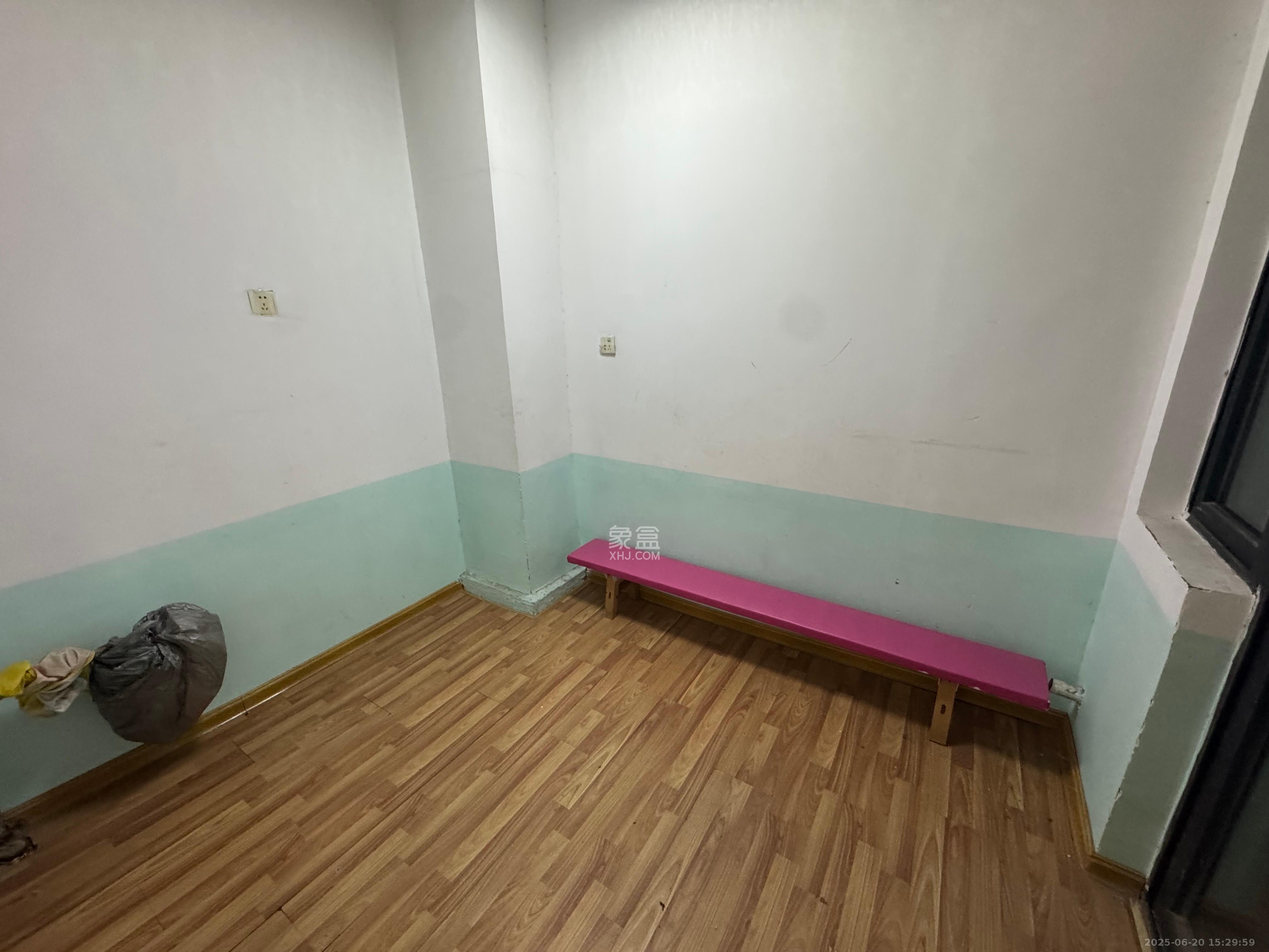 三一街区  4室2厅2卫   2500.00元/月室内图