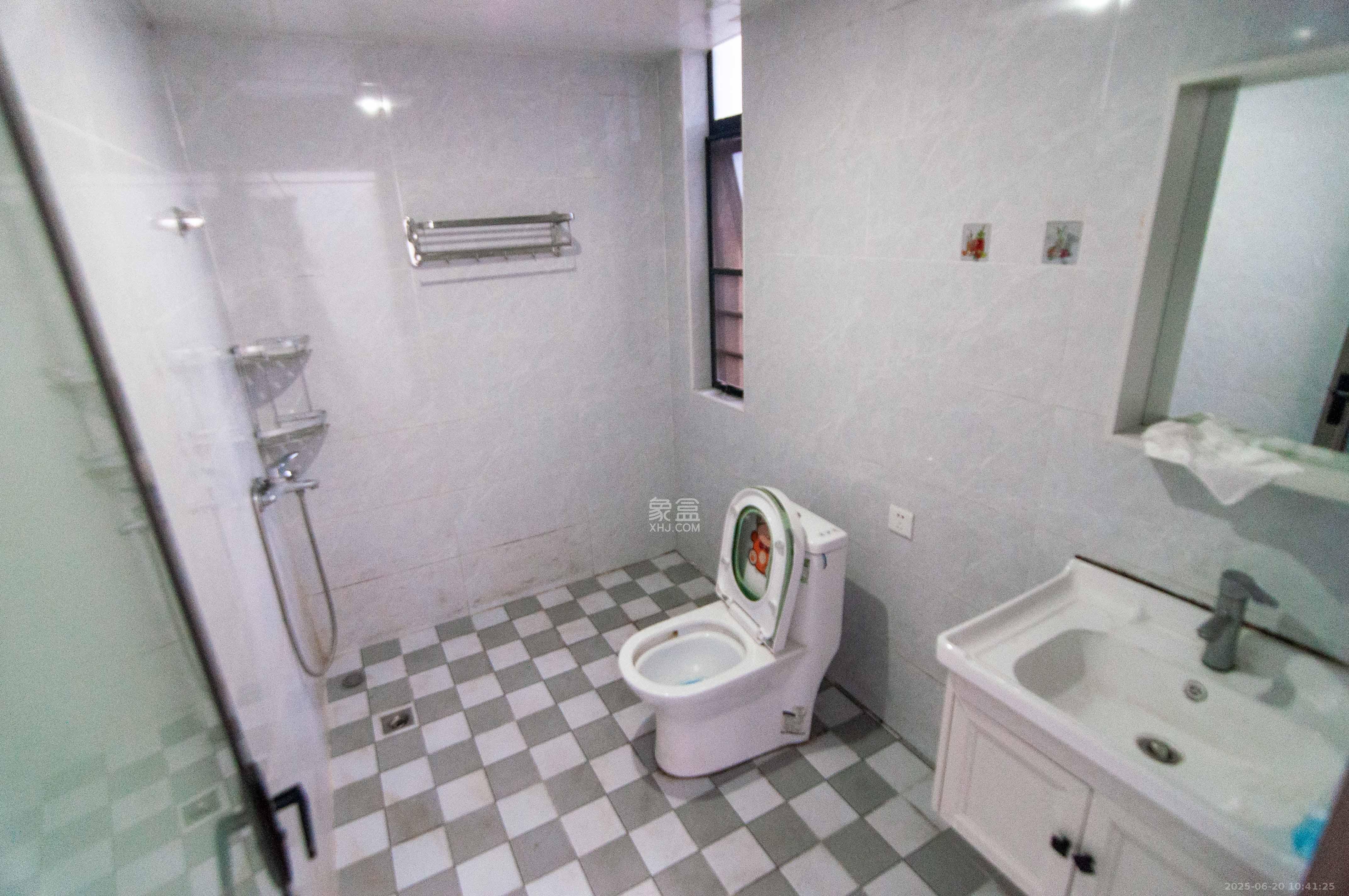 中央美郡 4室2厅2卫 139.8万 中央美郡 4室2厅2卫 139.8万卫生间