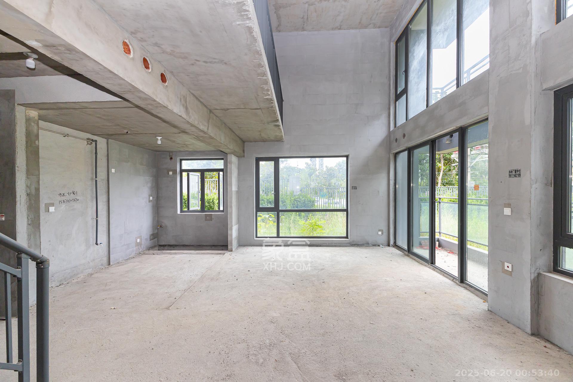 新城观山印 5室2厅2卫 350.0万 新城观山印 5室2厅2卫 350.0万客厅