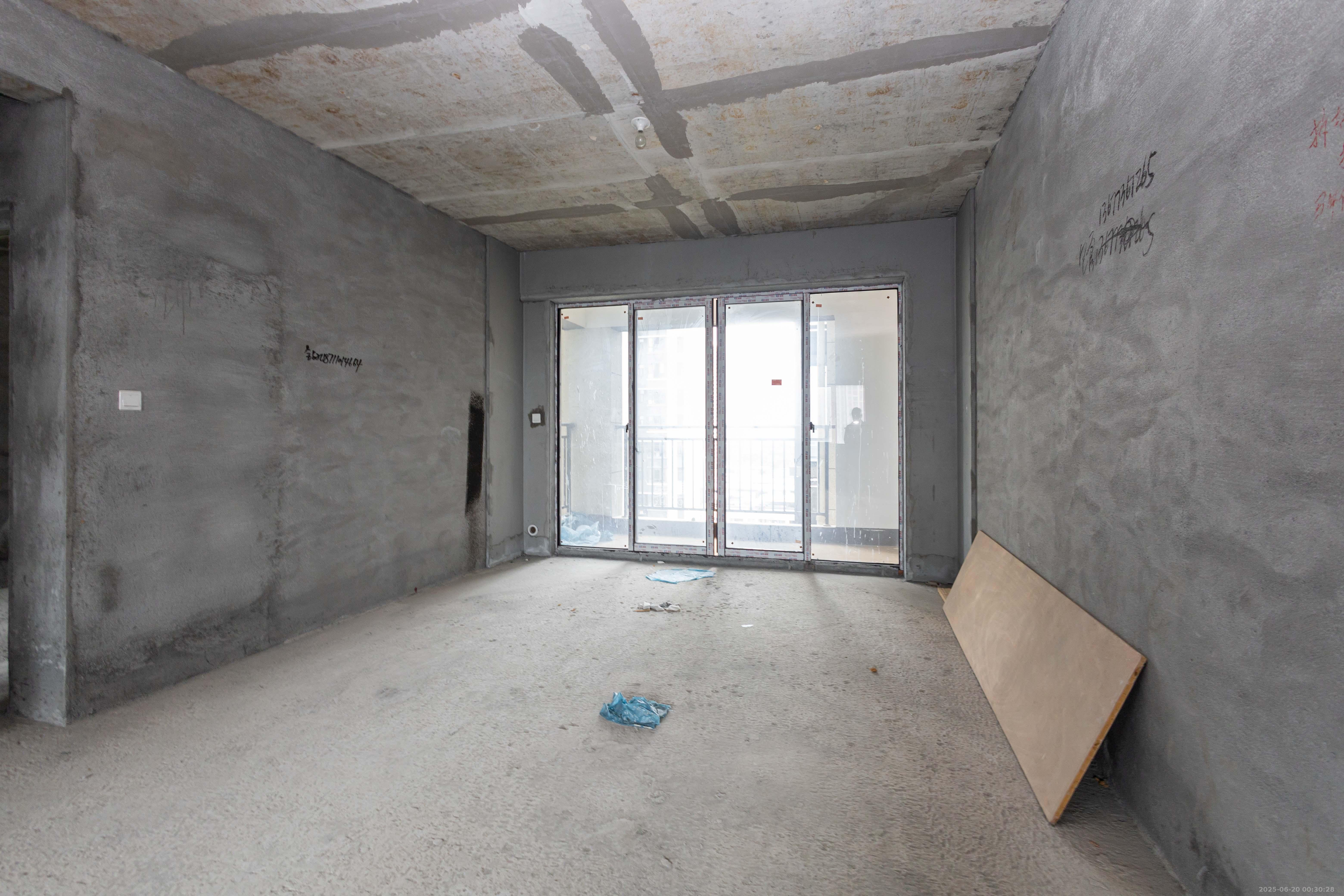 财汇新天地(财汇商务广场) 4室2厅2卫 73.0万 财汇新天地(财汇商务广场) 4室2厅2卫 73.0万客厅