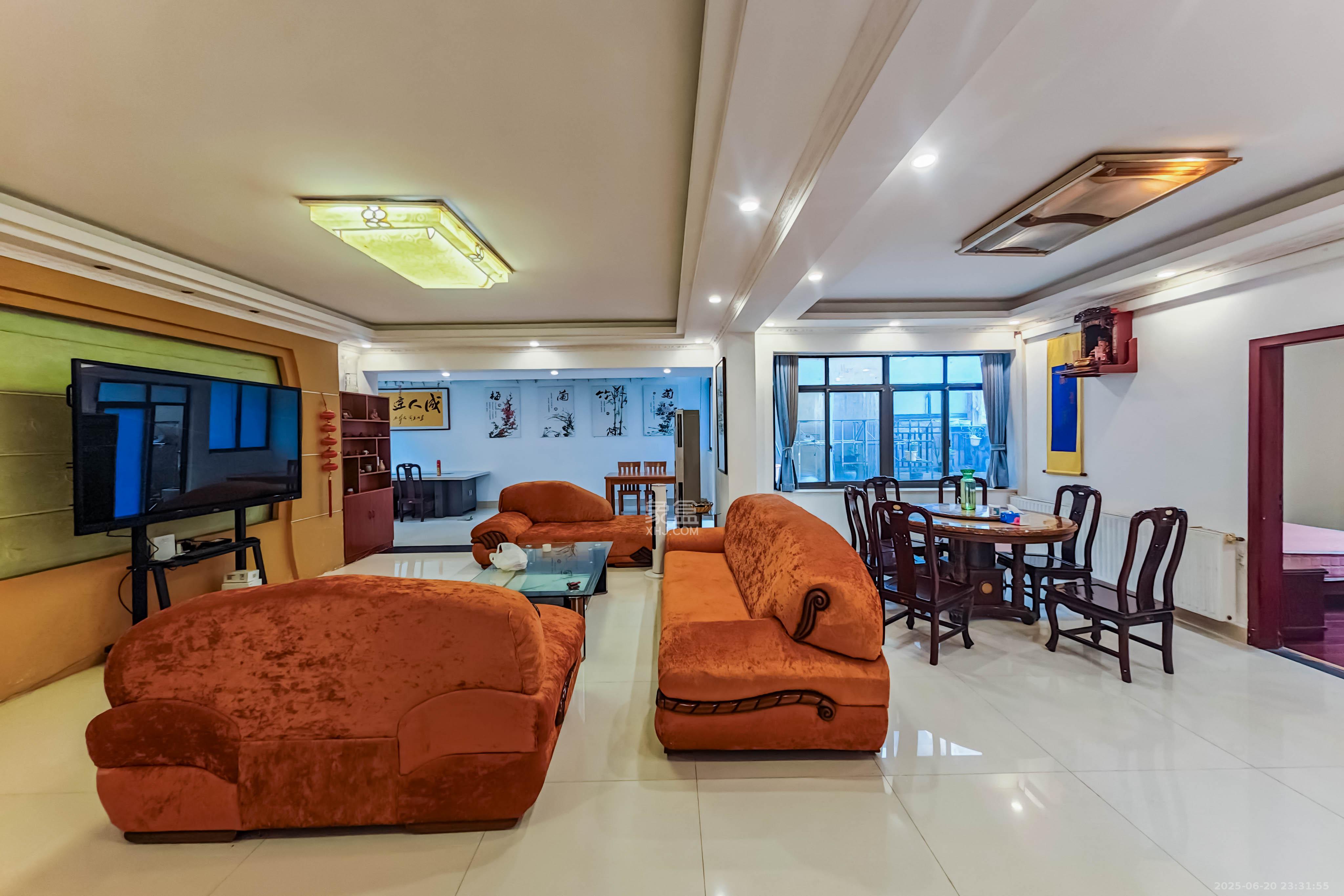 中城丽景香山园 5室3厅2卫 210.0万 中城丽景香山园 5室3厅2卫 210.0万客厅