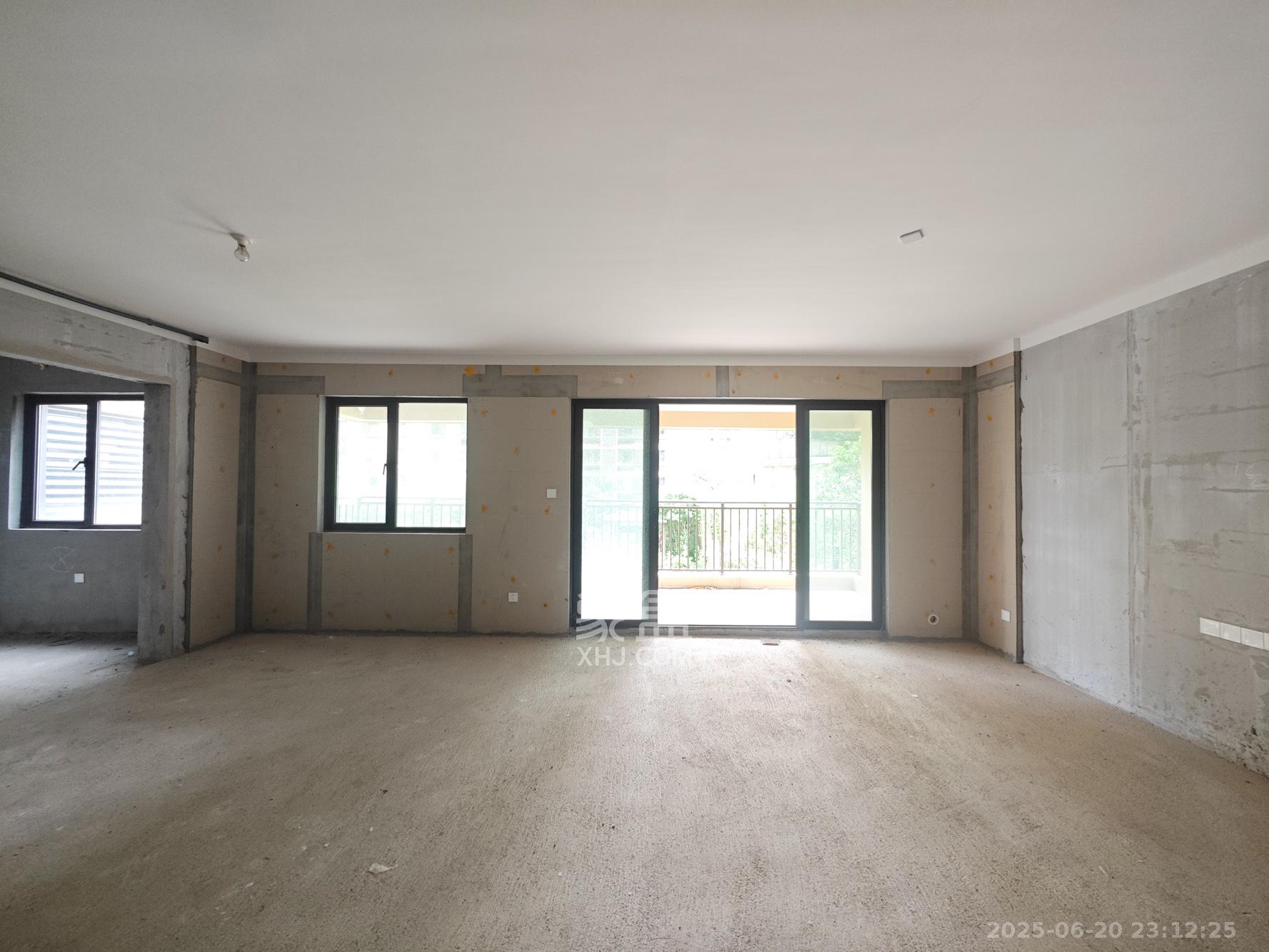 保利城(中航城国际社区、郡原美村) 4室2厅2卫 115.8万 保利城(中航城国际社区、郡原美村) 4室2厅2卫 115.8万客厅