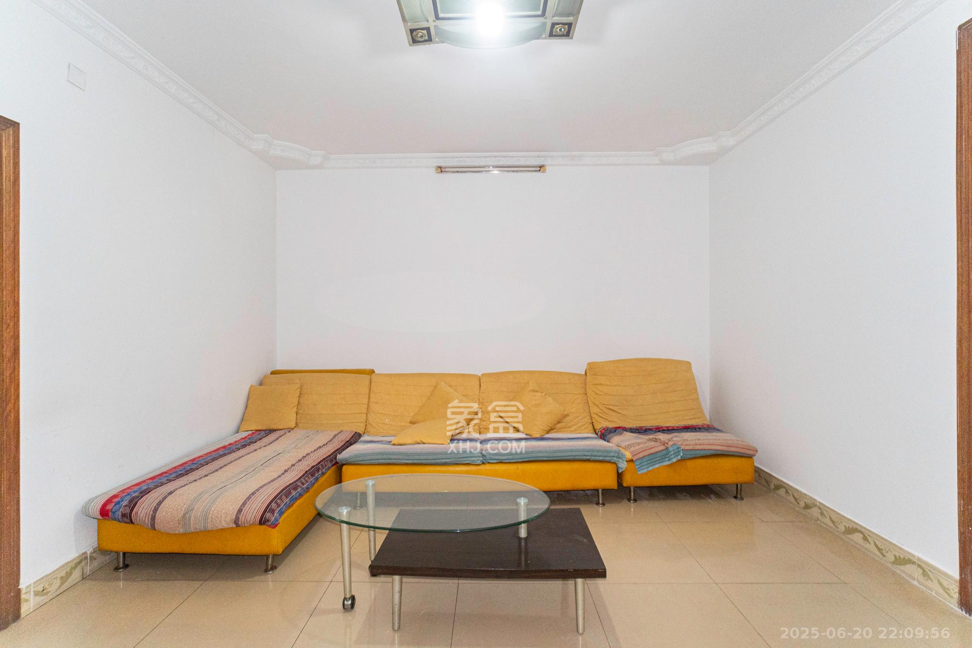 中南汽车世界  1室0厅0卫    26.8万客厅