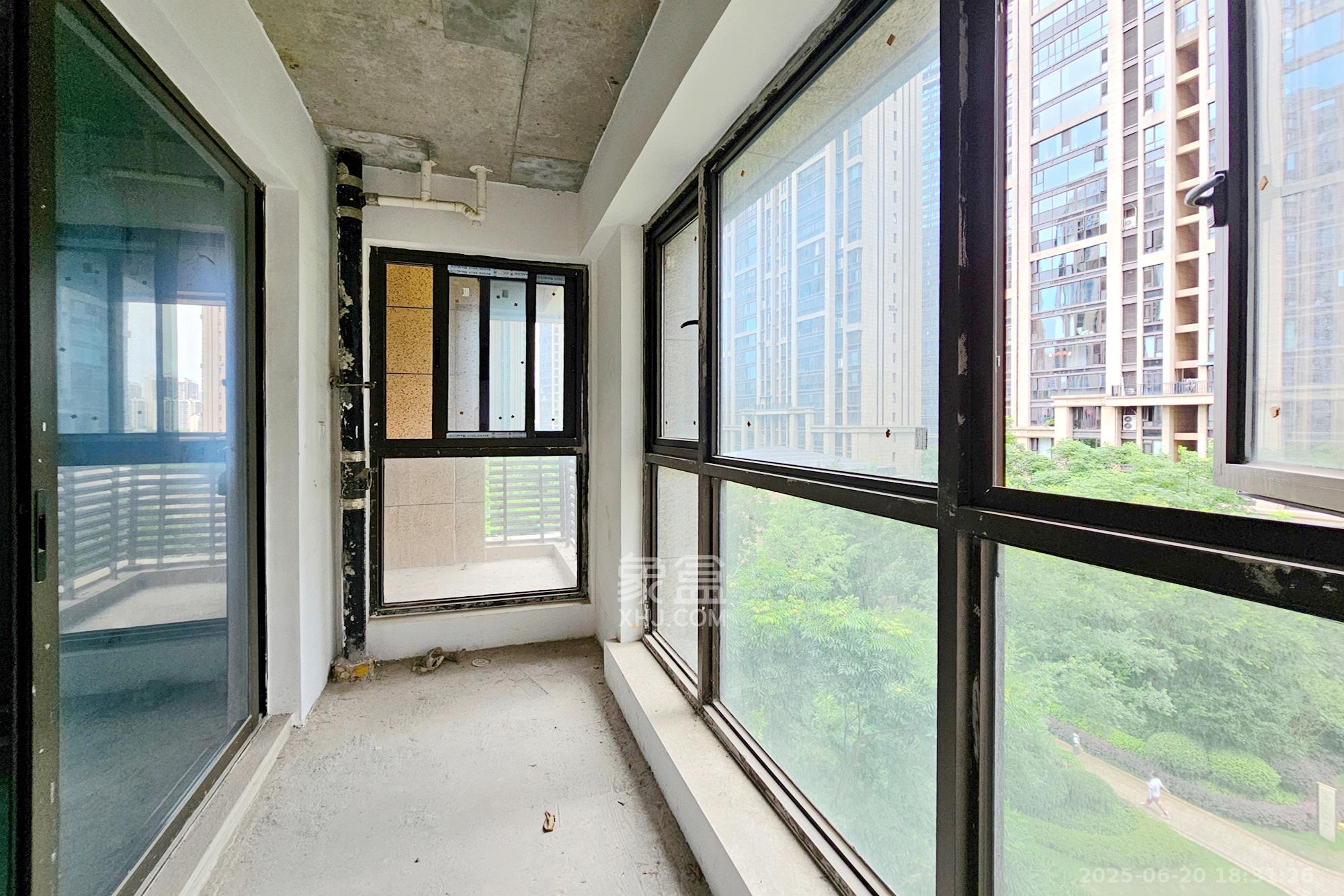 明昇壹城（明昇时代广场）二期  5室2厅2卫   290.00万阳台
