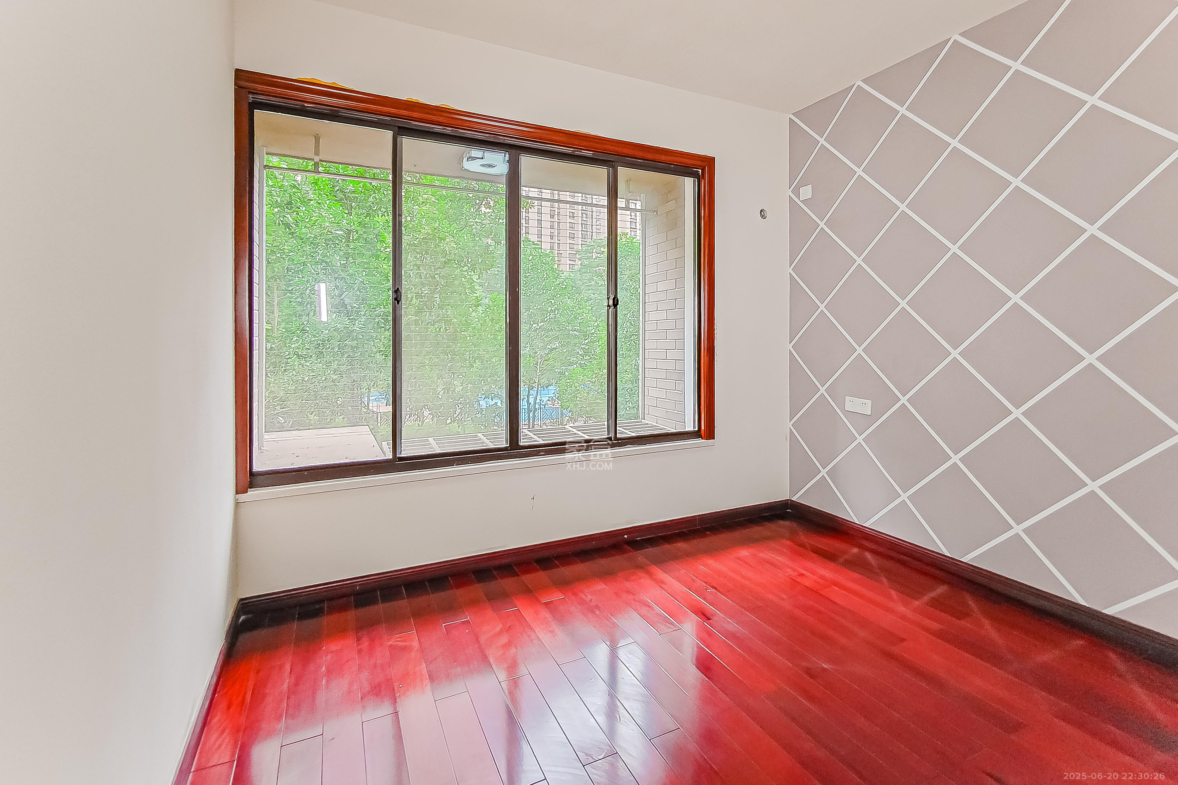 华润凤凰城三期  4室2厅2卫    127.5万 华润凤凰城三期  4室2厅2卫    127.5万卧室