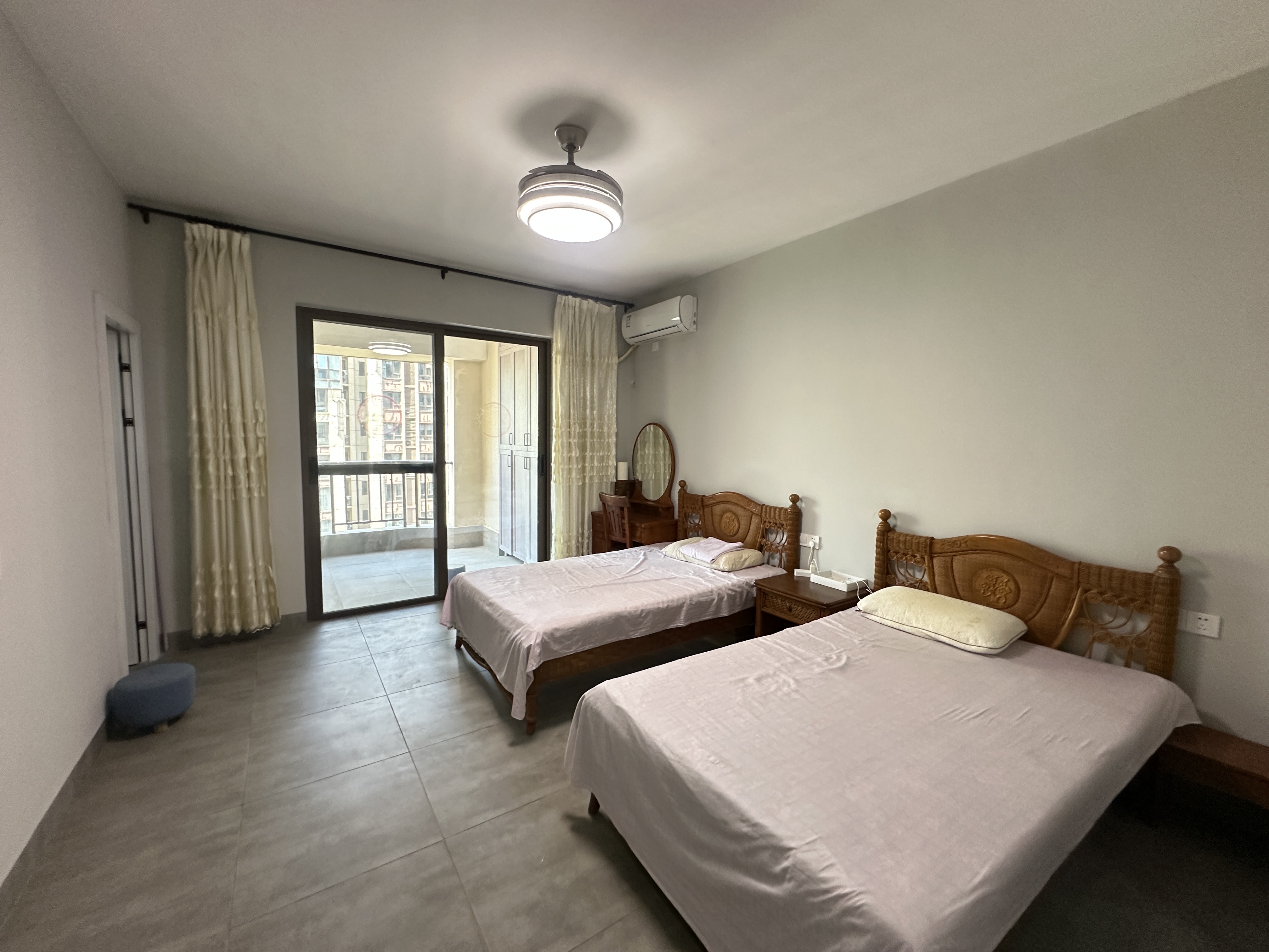 海航豪庭北苑 4室2厅3卫 440.0万 海航豪庭北苑 4室2厅3卫 440.0万客厅