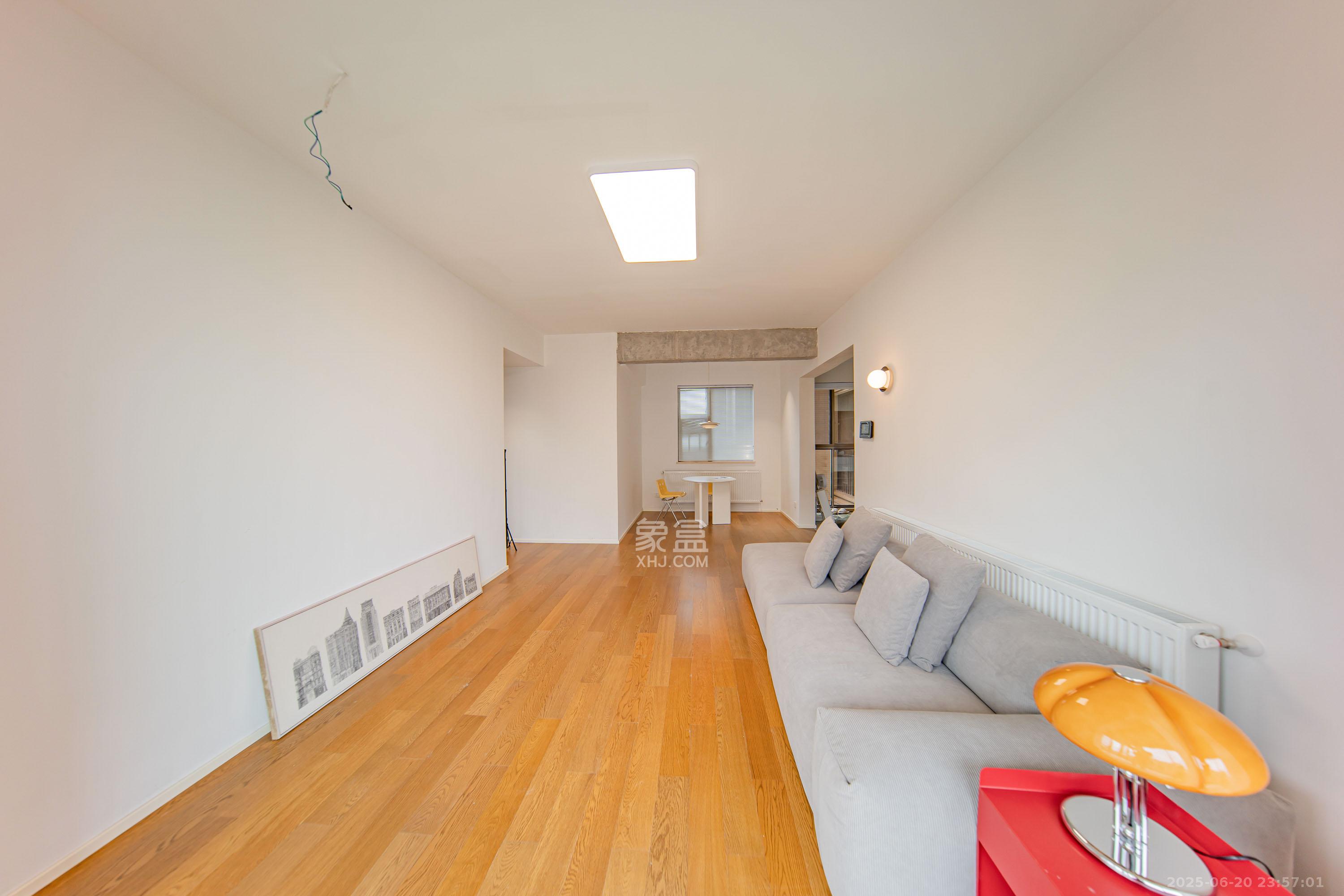 江山帝景哈佛 3室2厅2卫 100.0万 江山帝景哈佛 3室2厅2卫 100.0万客厅