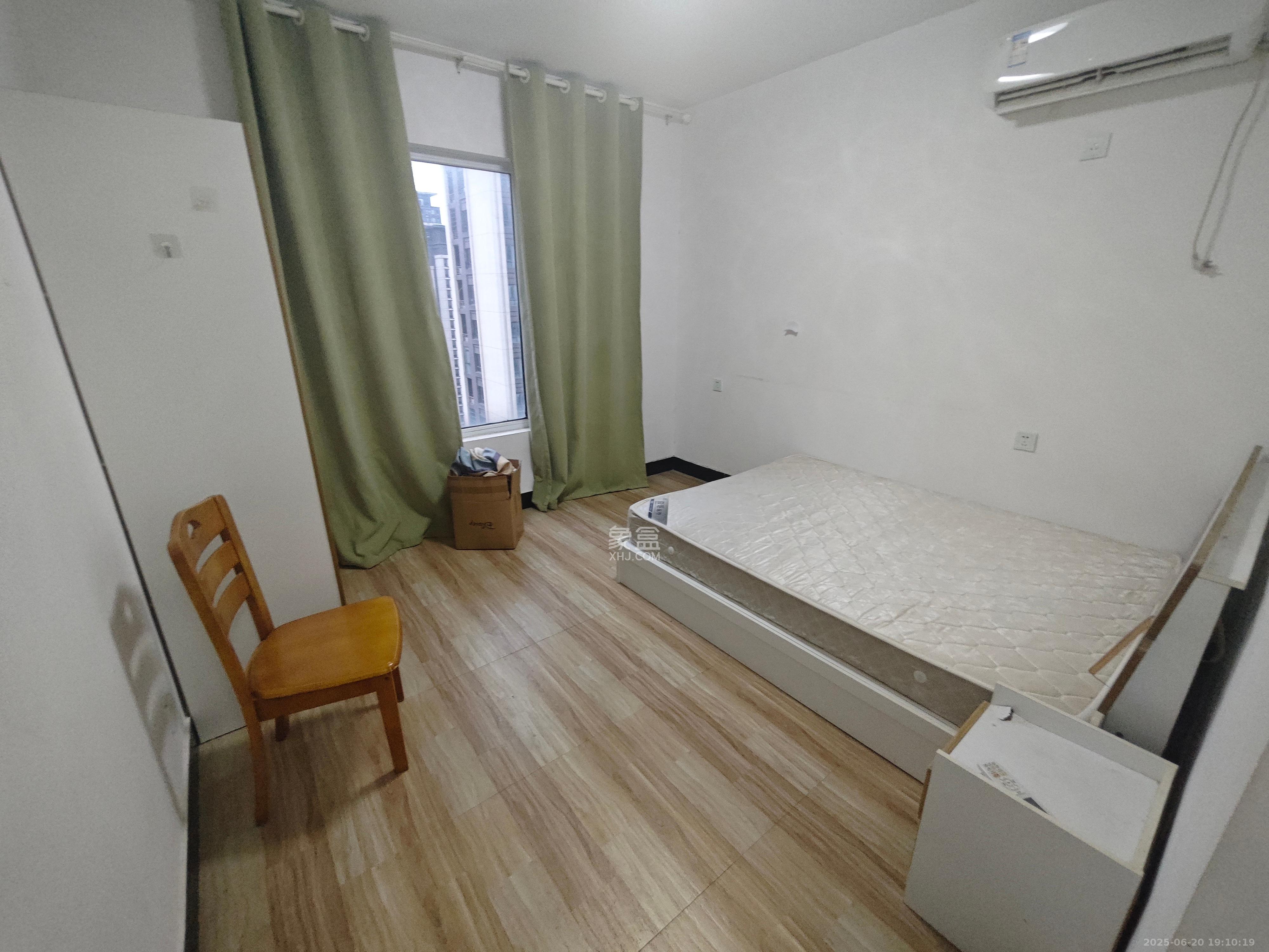 绿地之窗  4室2厅1卫   2700.00元/月室内图