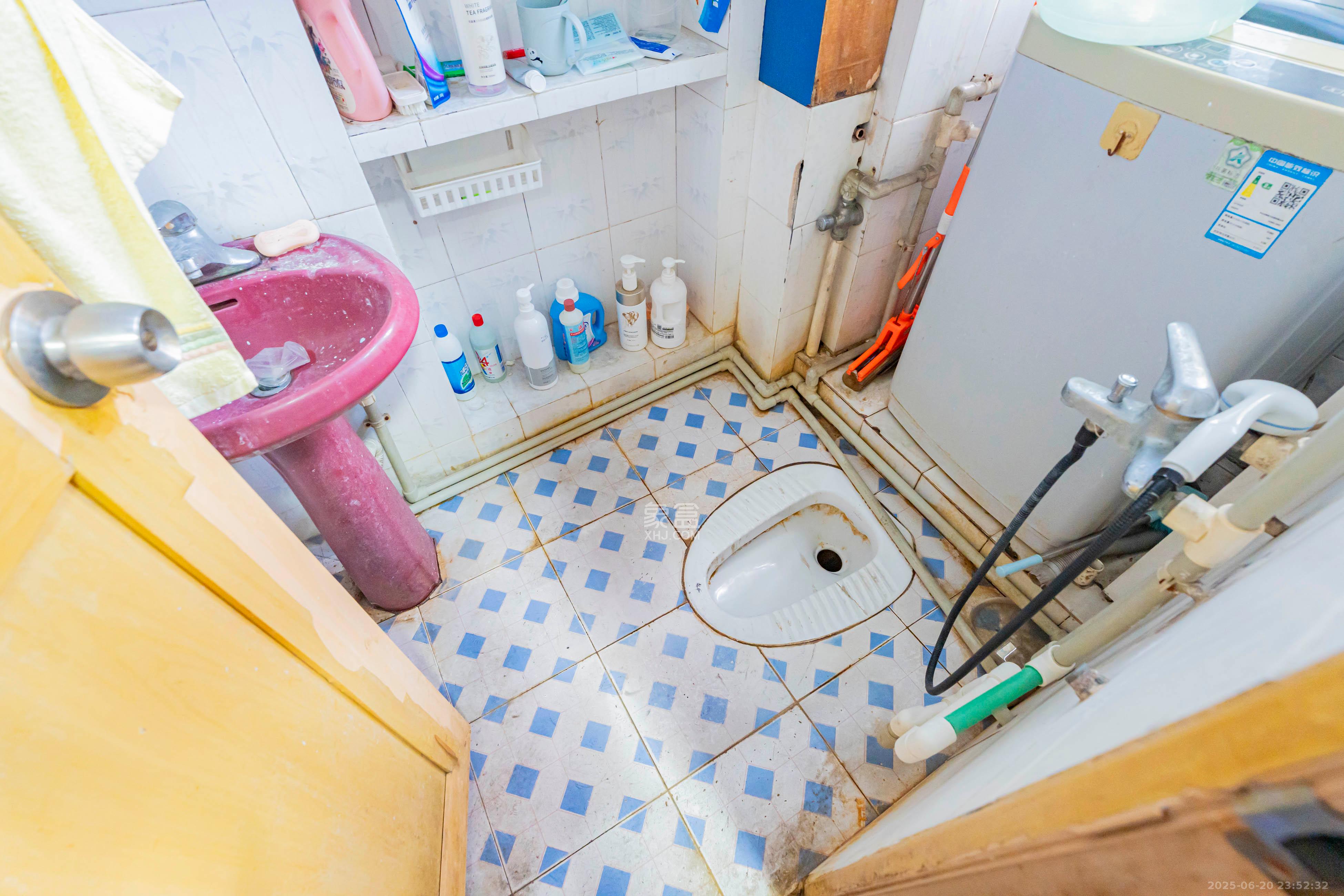 东风一村社区房(王家垅)  2室2厅1卫    30.0万 东风一村社区房(王家垅)  2室2厅1卫    30.0万卫生间