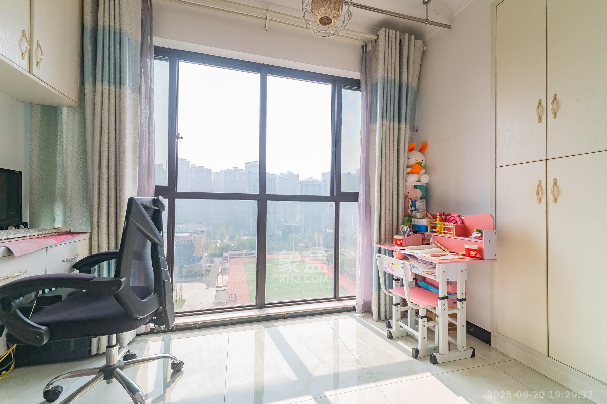 国泰九龙湾  3室2厅1卫    73.8万阳台