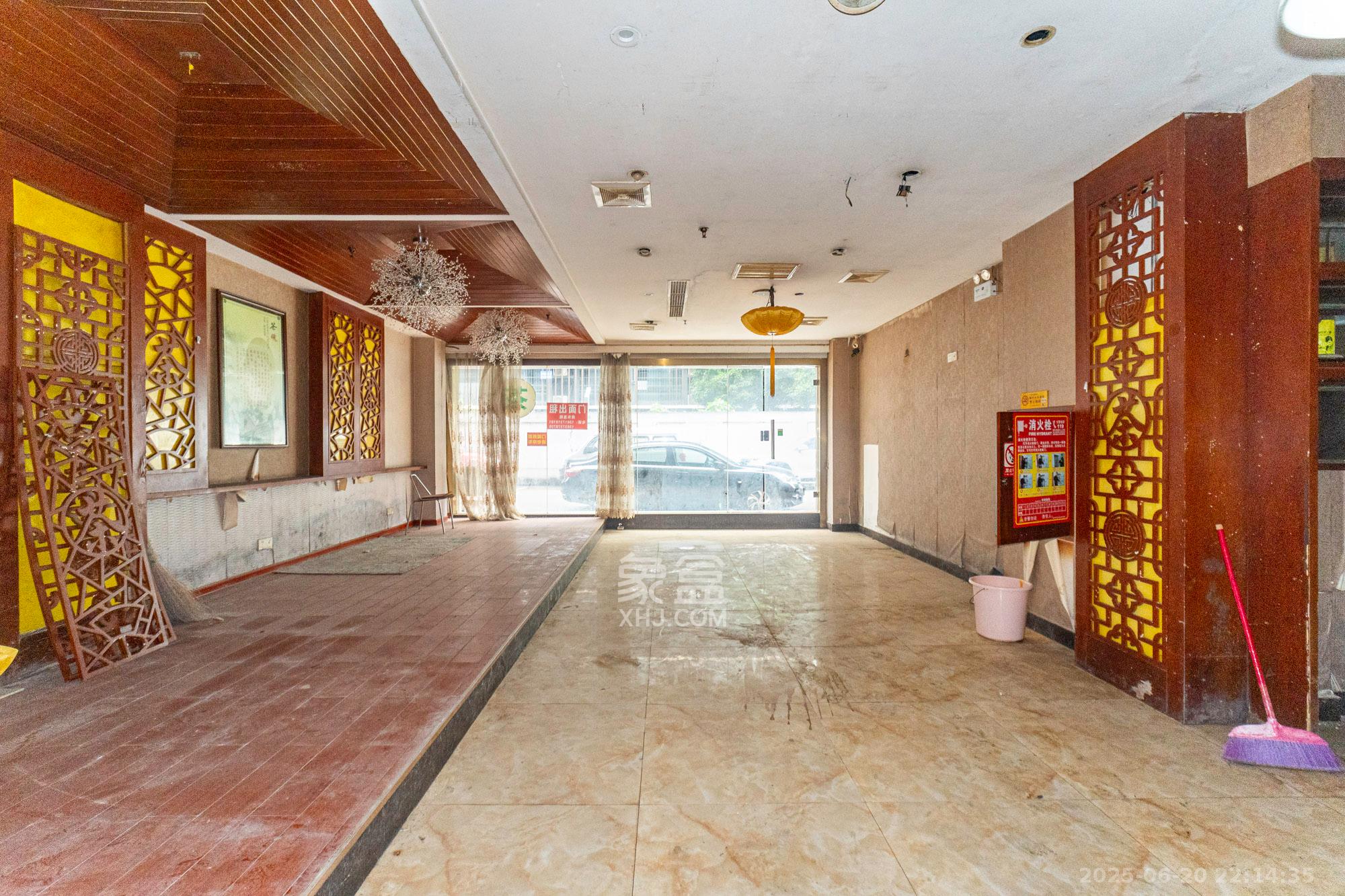 湘绣城  12室7厅7卫    438.0万 湘绣城  12室7厅7卫    438.0万客厅