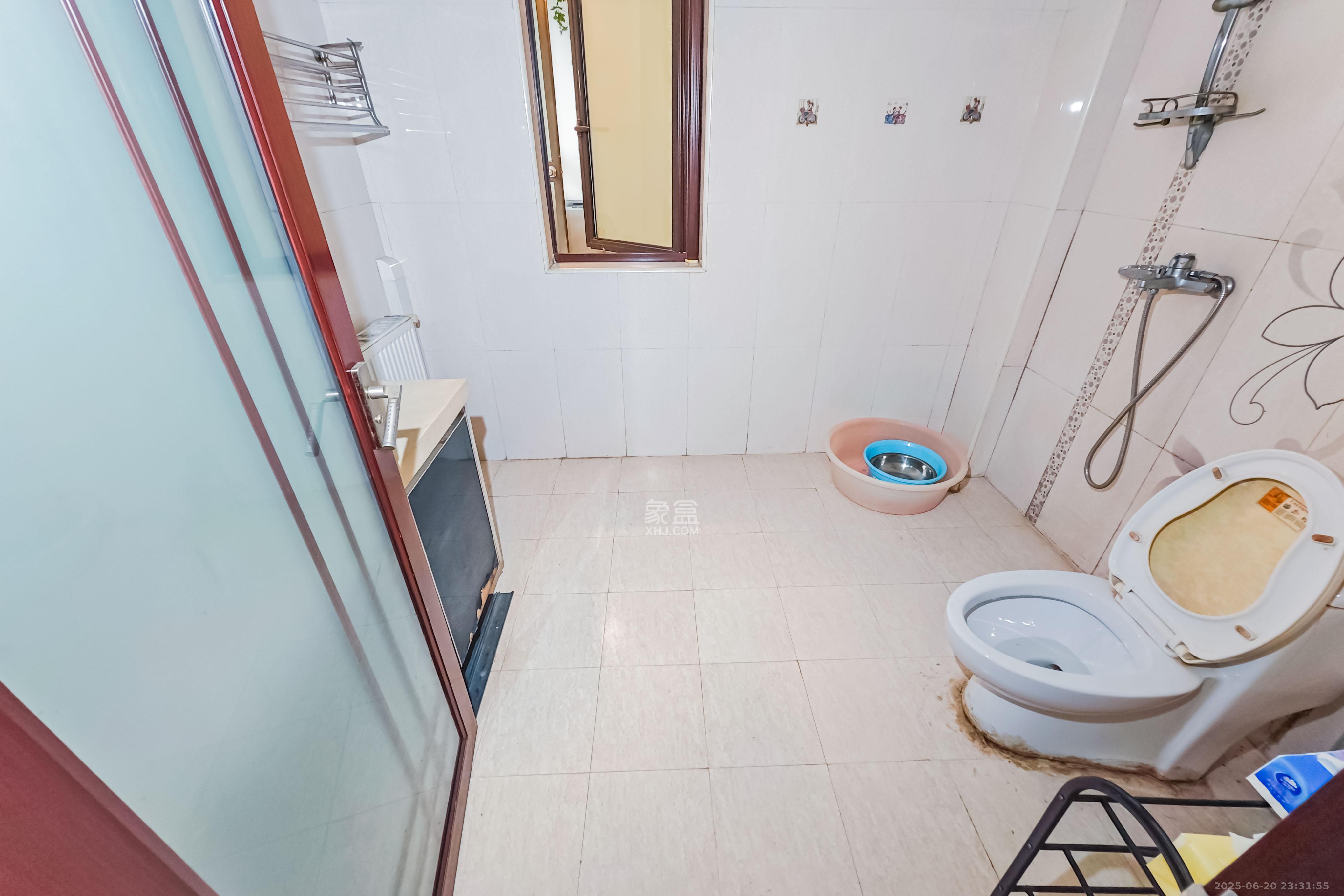 中城丽景香山园 5室3厅2卫 210.0万 中城丽景香山园 5室3厅2卫 210.0万卫生间