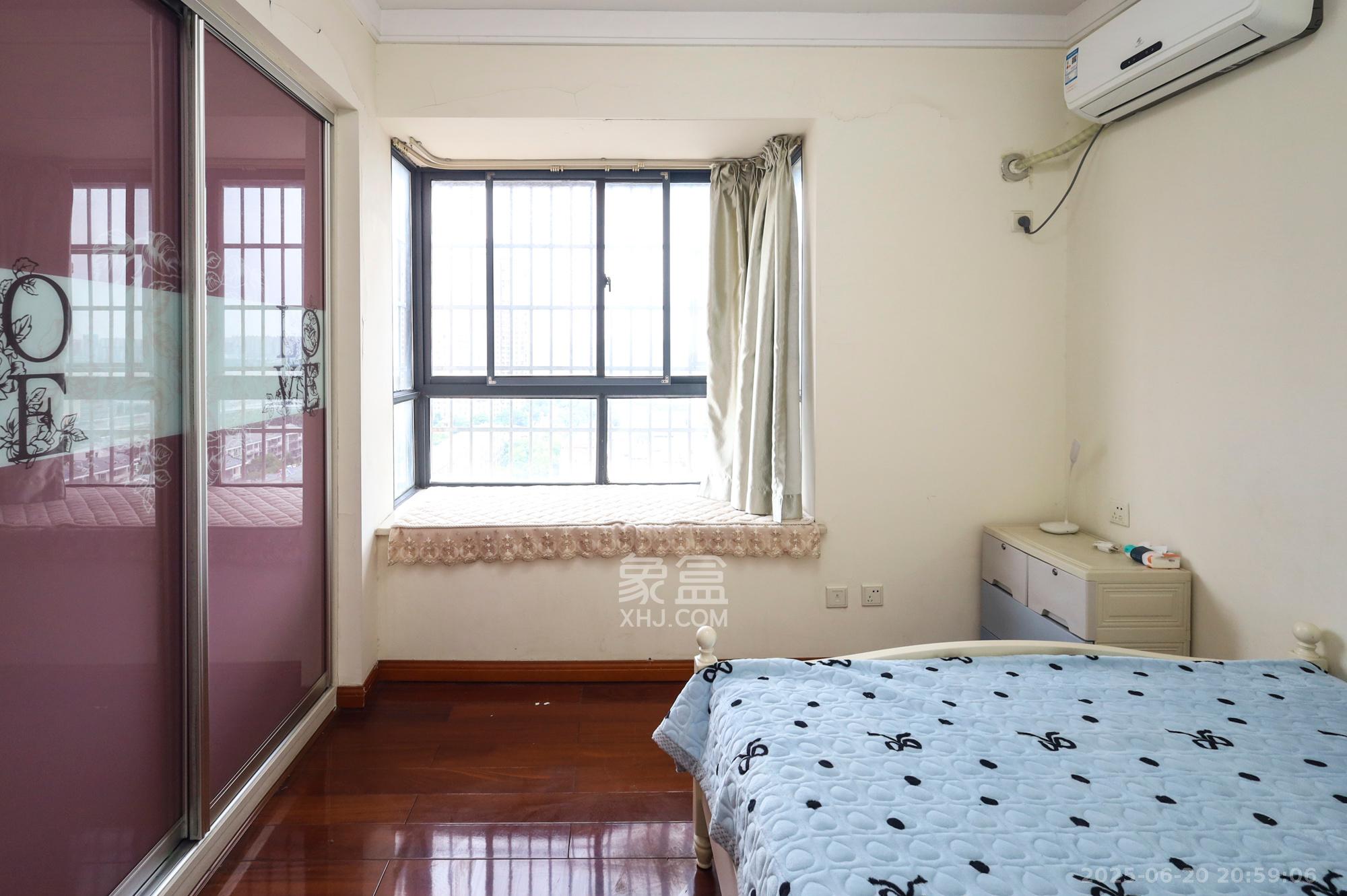 金霞湘绣园  3室2厅1卫    73.0万 金霞湘绣园  3室2厅1卫    73.0万卧室