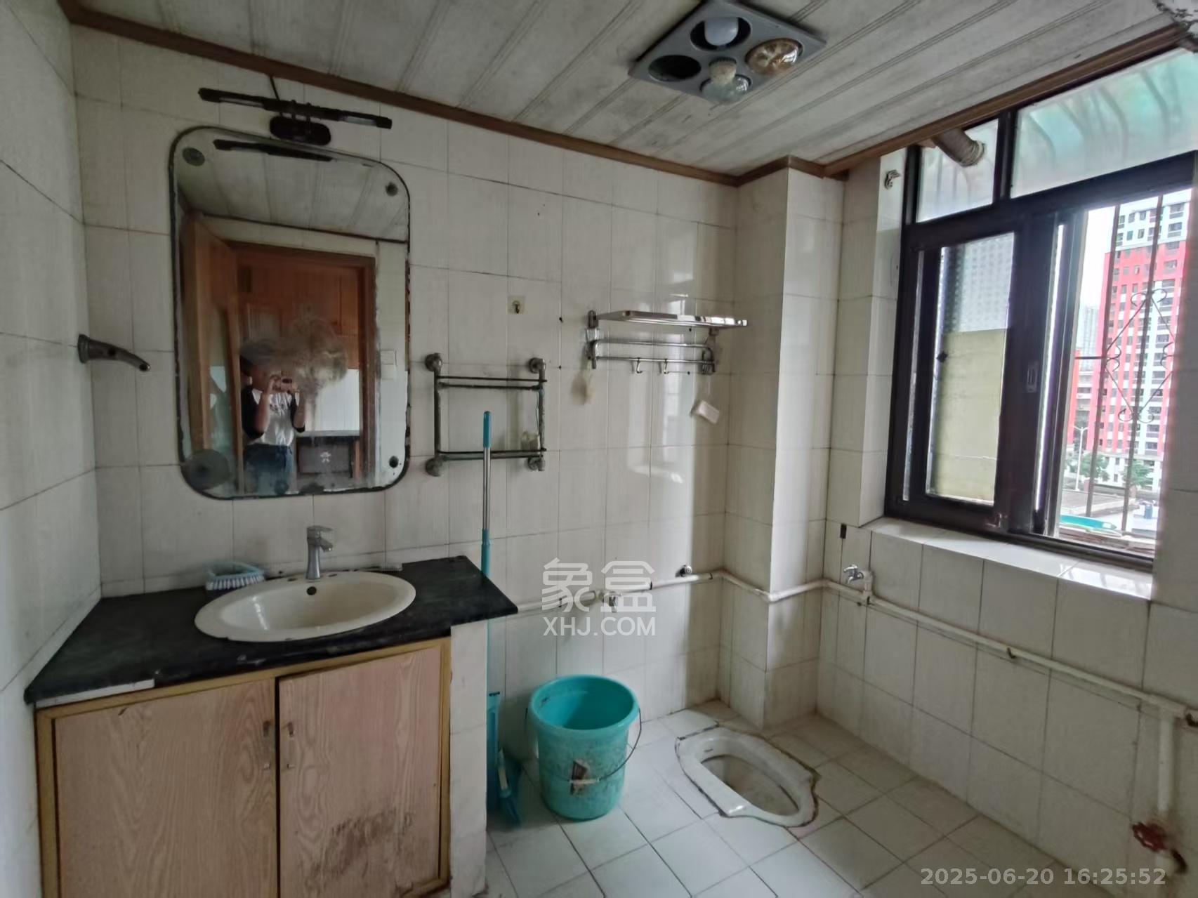 新湘路社区 3室2厅2卫 2400.0元/月 新湘路社区 3室2厅2卫 2400.0元/月室内图