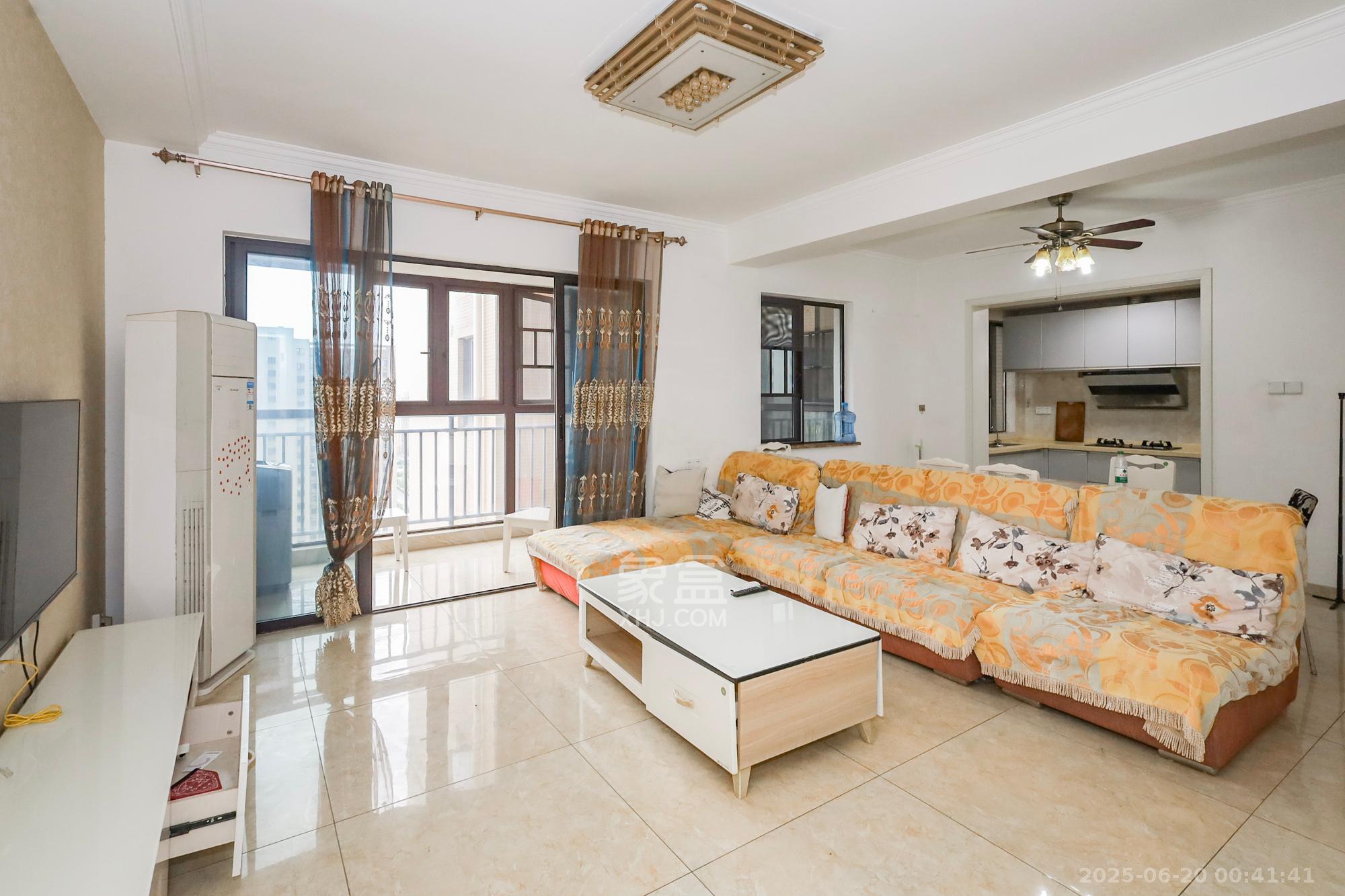 钰龙天下二期（钰龙佳园）  4室2厅2卫    300.0万客厅