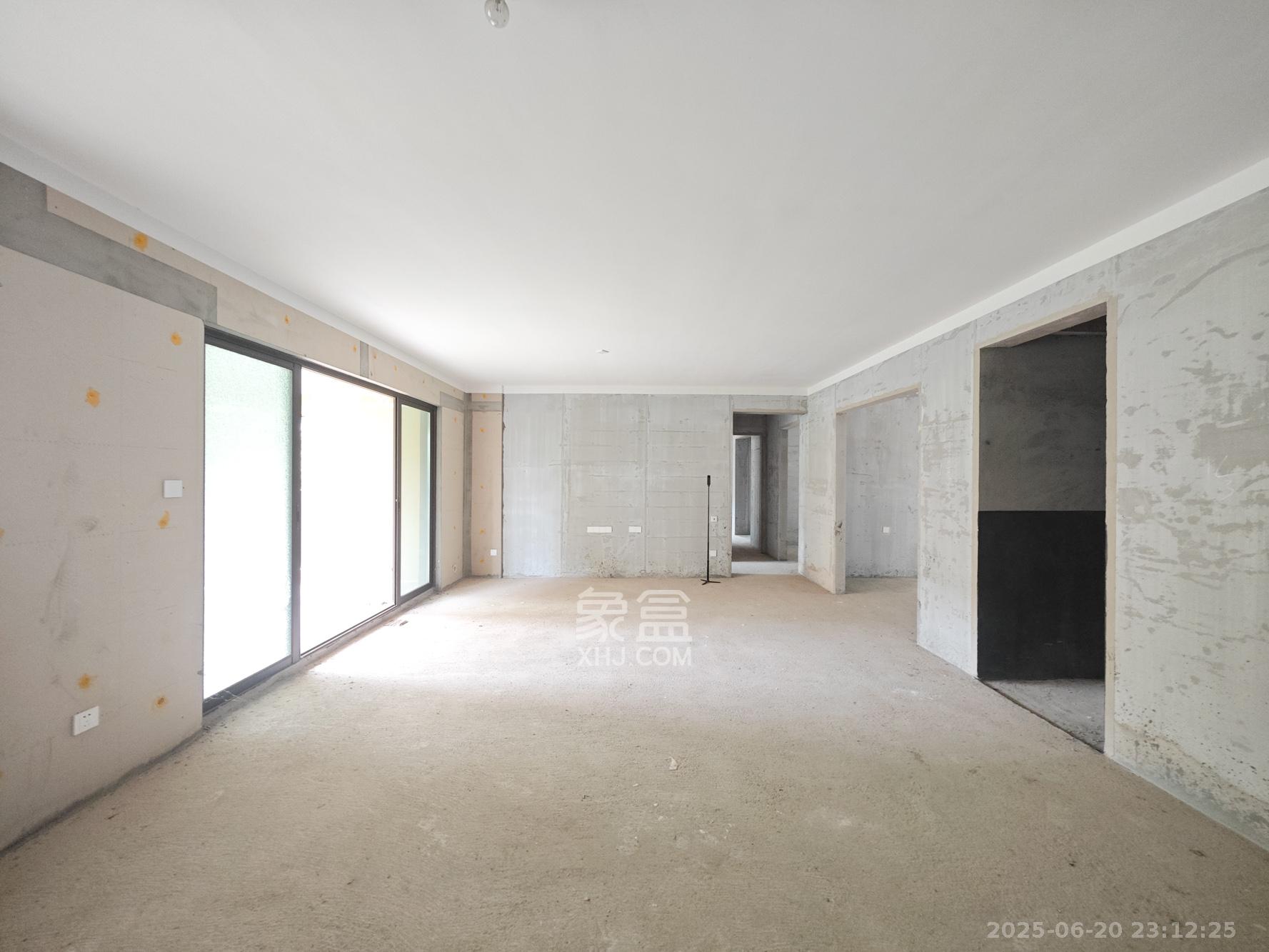 保利城(中航城国际社区、郡原美村) 4室2厅2卫 115.8万 保利城(中航城国际社区、郡原美村) 4室2厅2卫 115.8万客厅