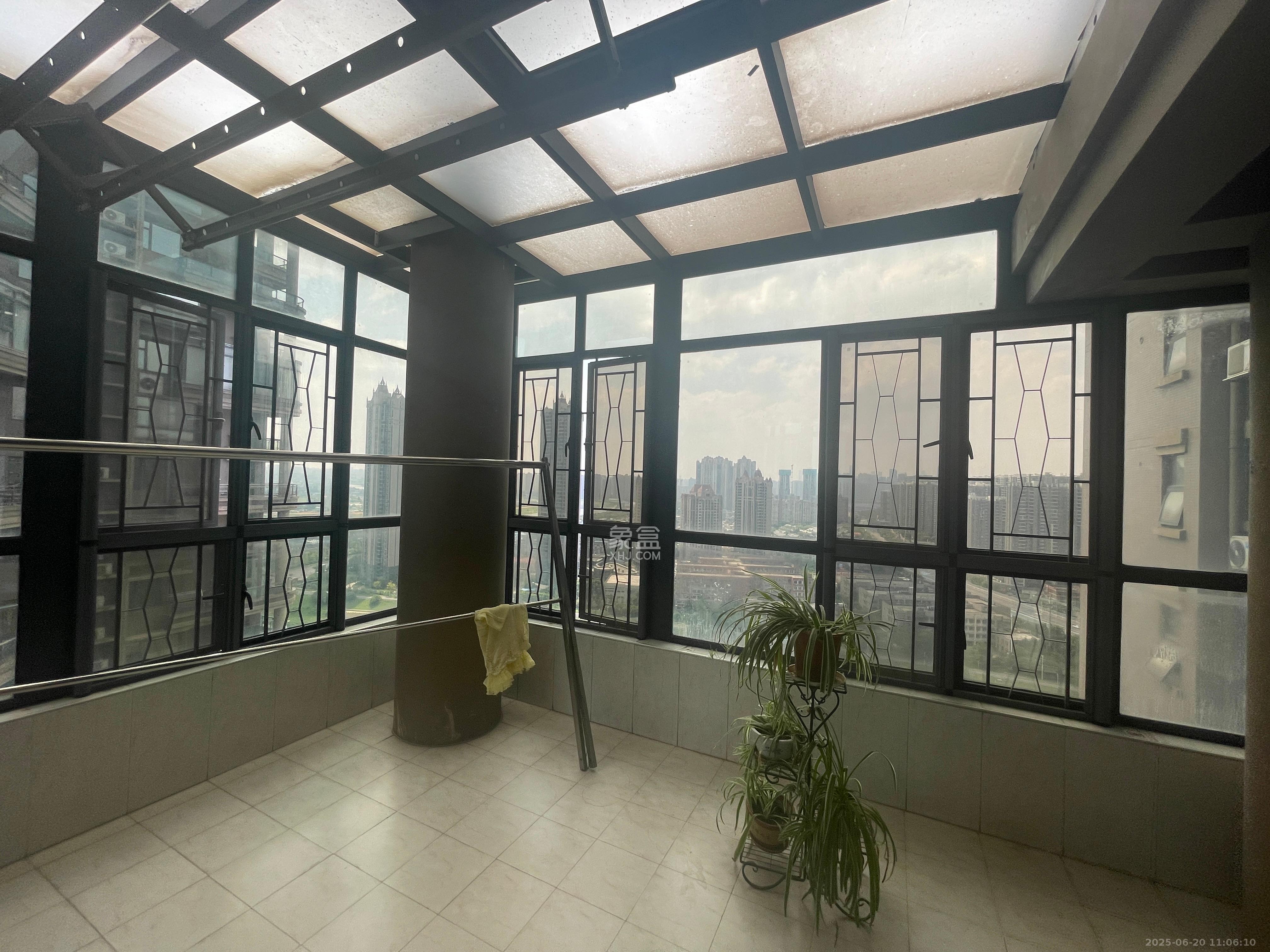 双湾国际(湘江御景花园) 3室2厅2卫 2800.0元/月 双湾国际(湘江御景花园) 3室2厅2卫 2800.0元/月室内图