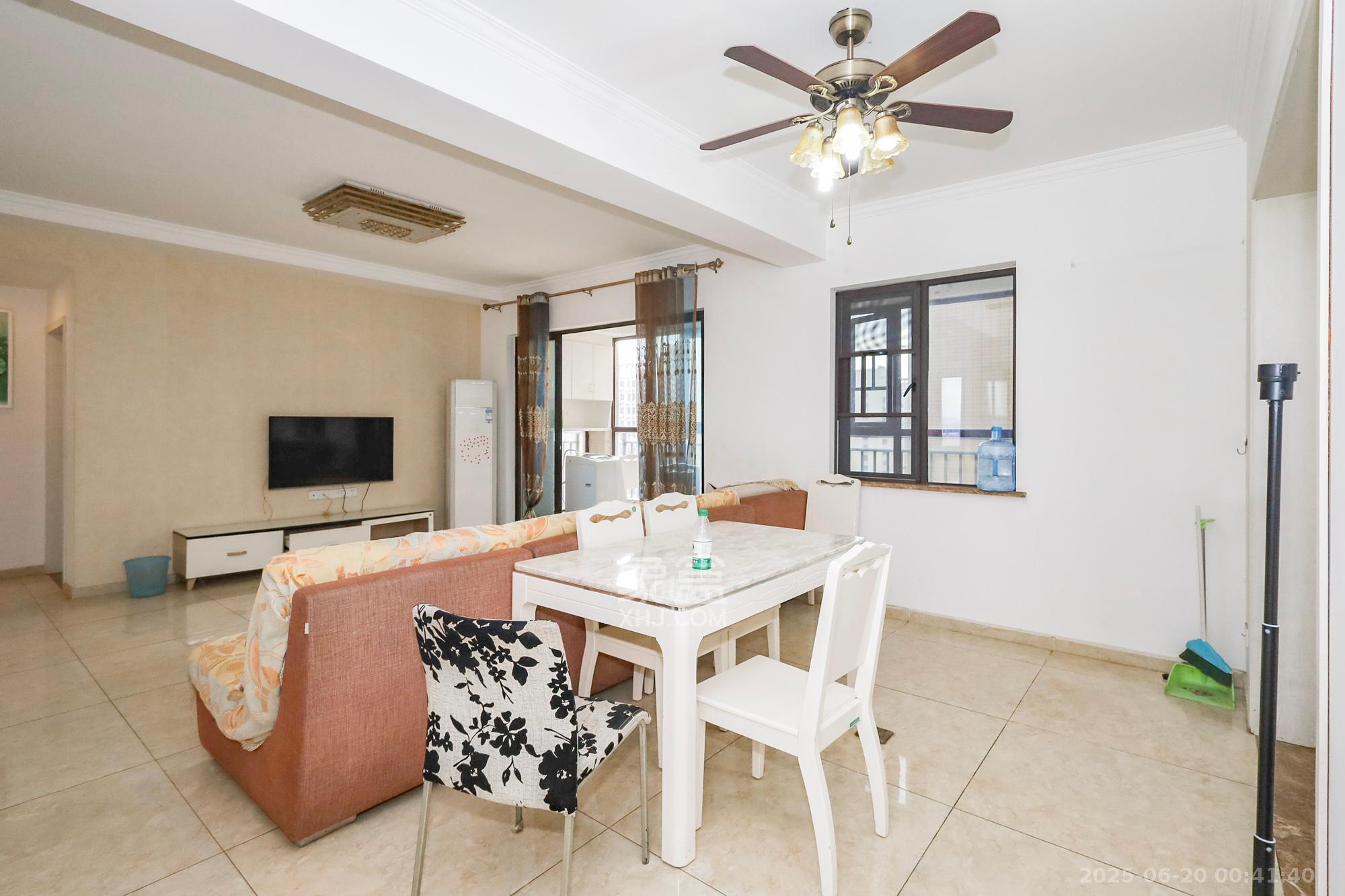 钰龙天下二期(钰龙佳园)  4室2厅2卫    300.0万 钰龙天下二期(钰龙佳园)  4室2厅2卫    300.0万客厅