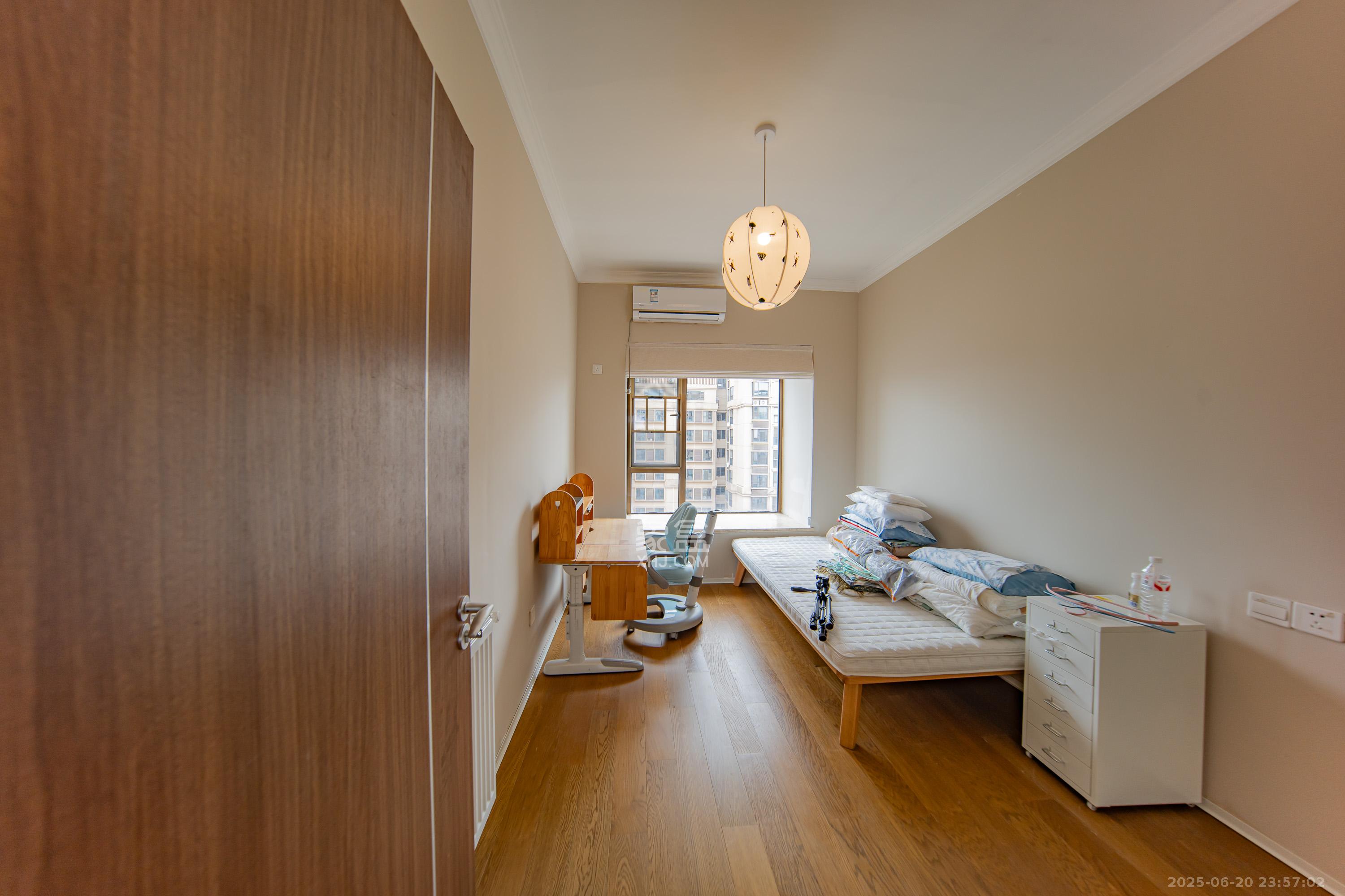 江山帝景哈佛 3室2厅2卫 100.0万 江山帝景哈佛 3室2厅2卫 100.0万卧室