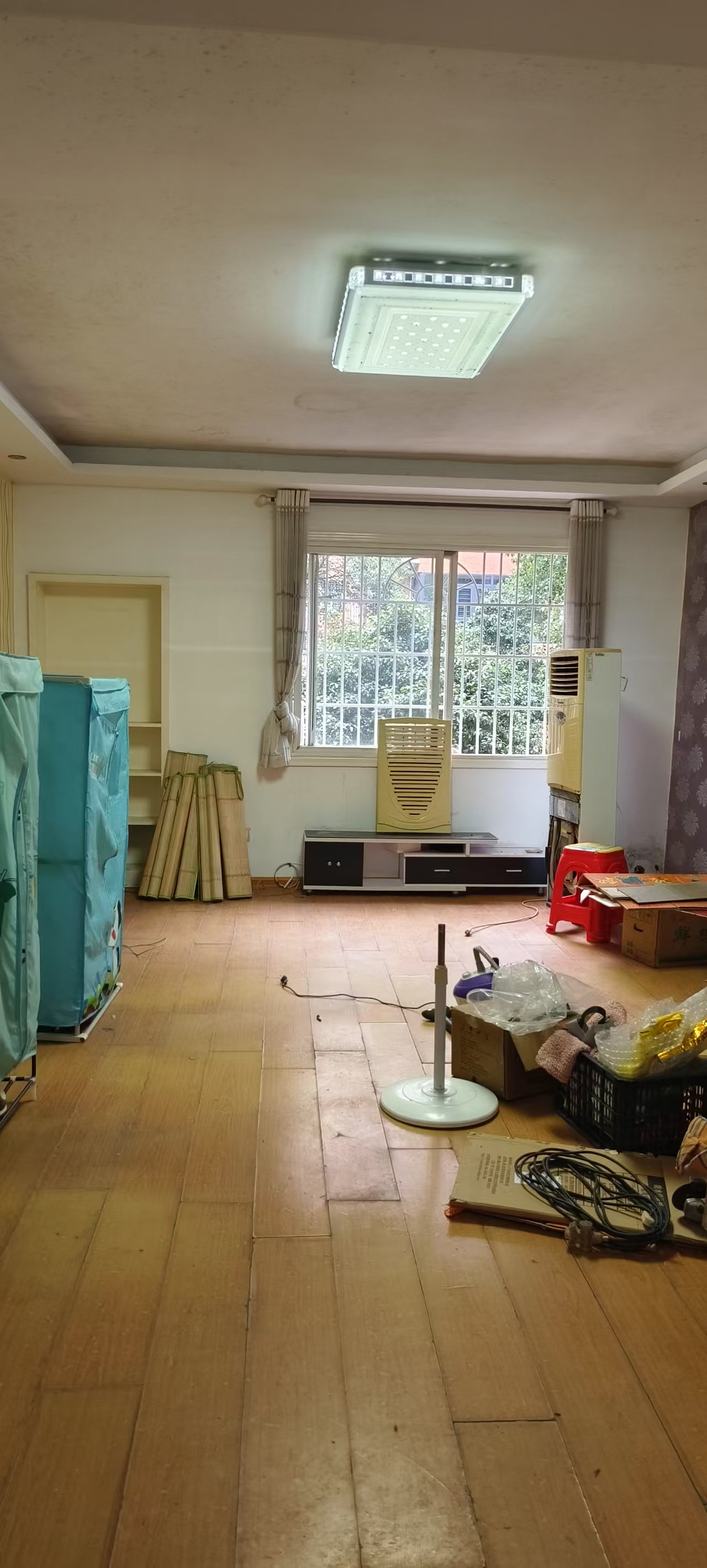 鸿都苑  4室2厅2卫    77.0万客厅