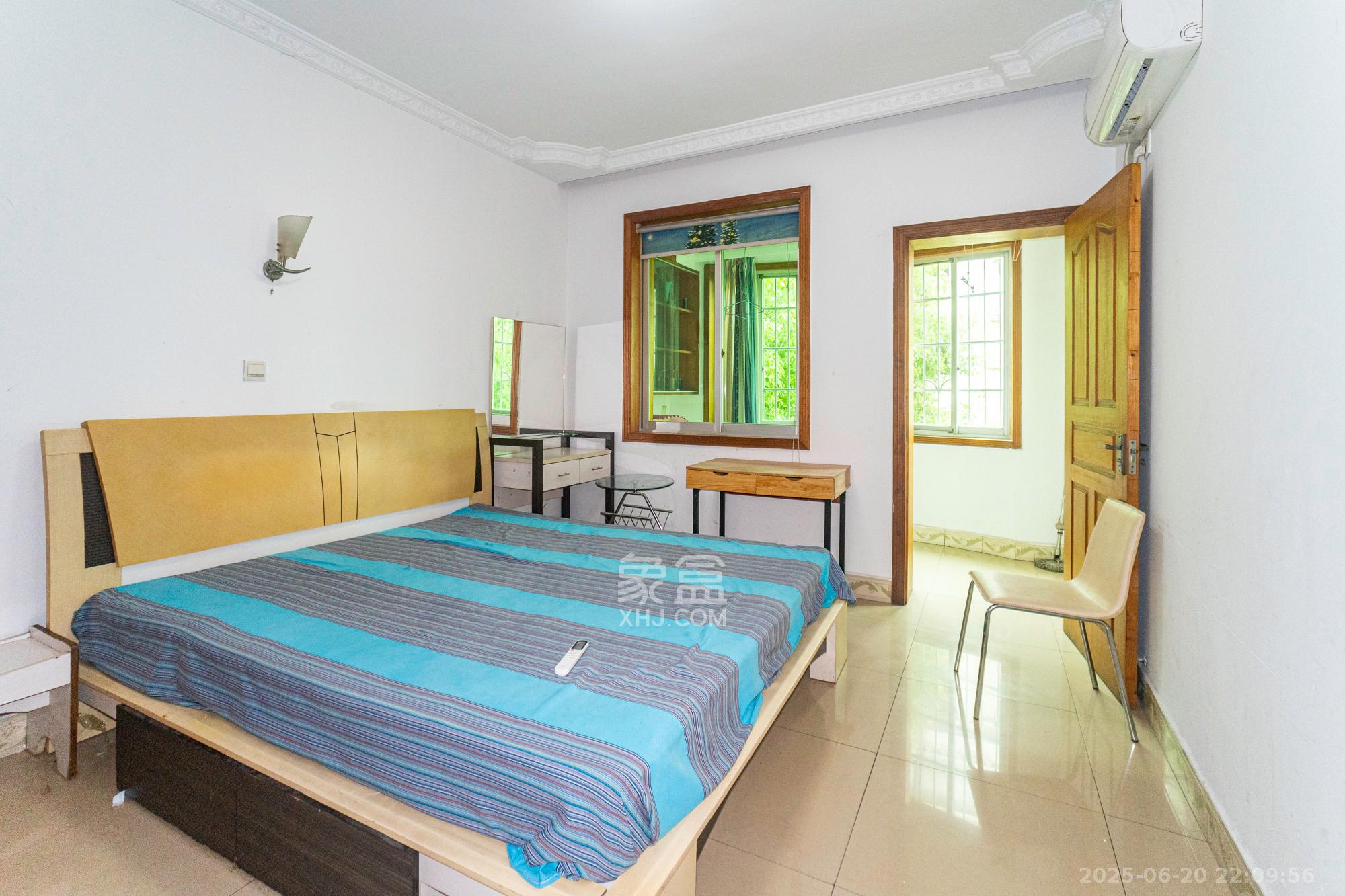 中南汽车世界  1室0厅0卫    26.8万卧室