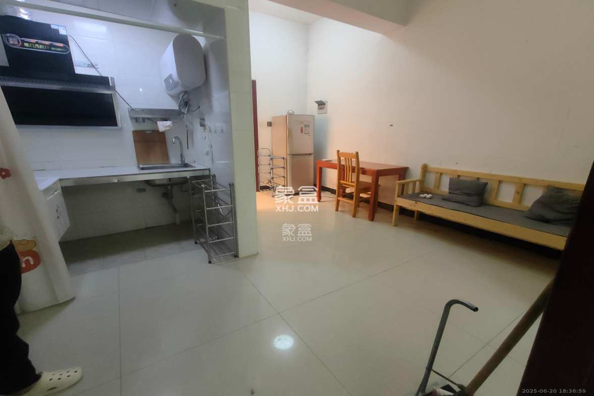 骑龙安置小区 4室1厅1卫 1300.0元/月 骑龙安置小区 4室1厅1卫 1300.0元/月室内图