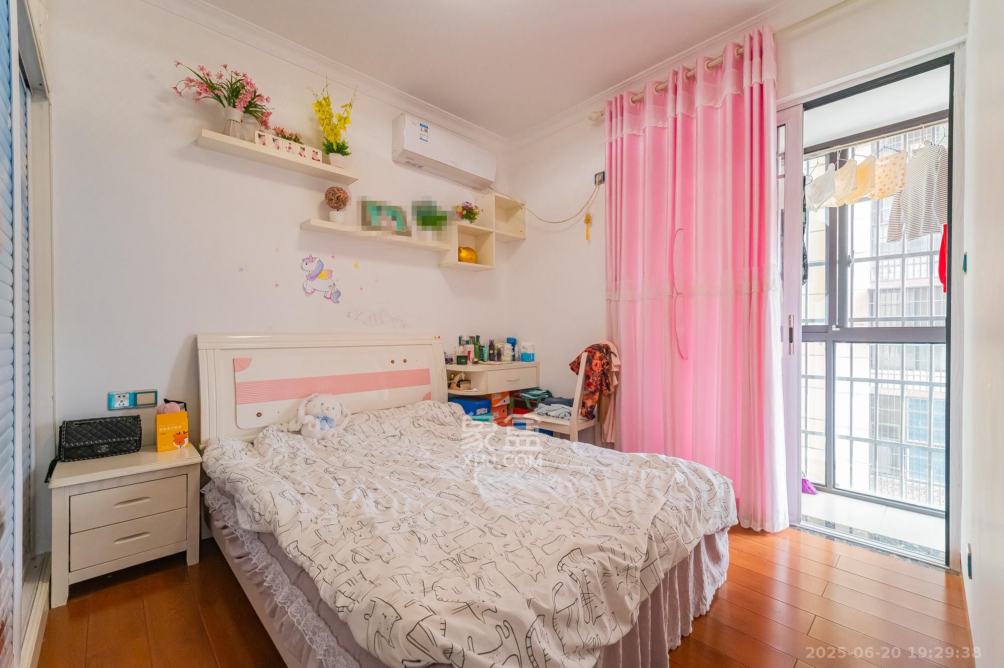 国泰九龙湾  3室2厅1卫    73.8万卧室