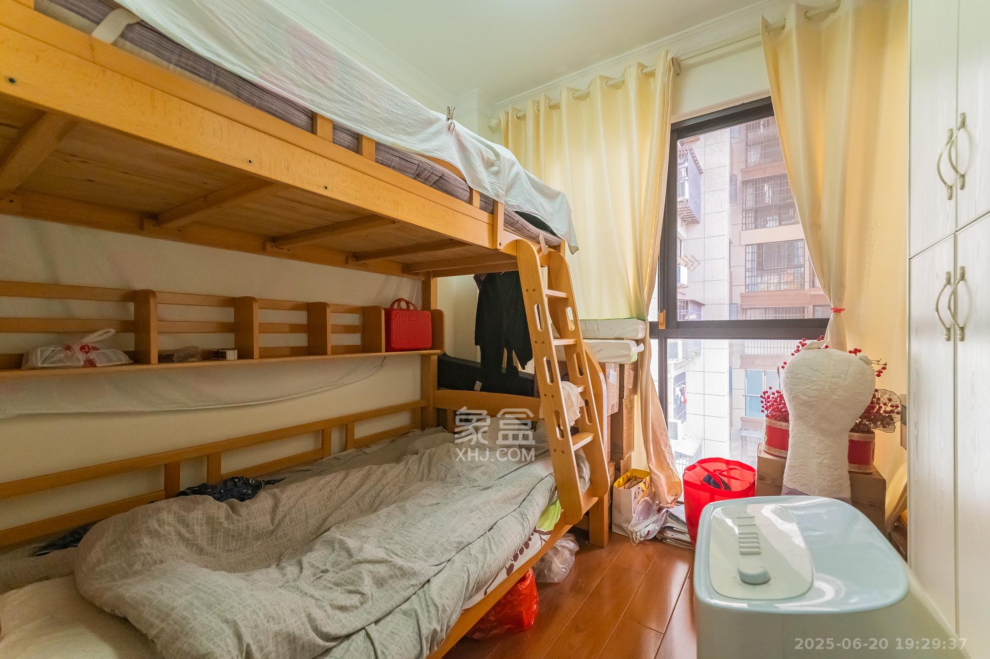 国泰九龙湾  3室2厅1卫    73.8万卧室