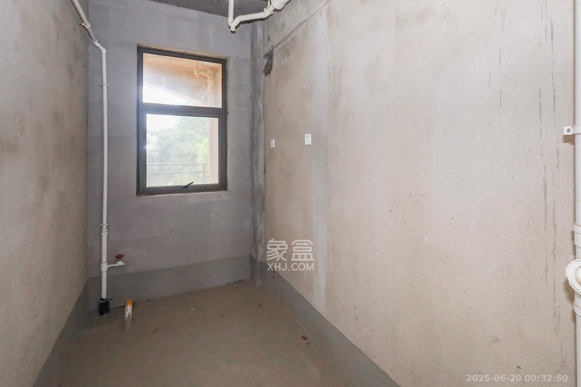 芙蓉别墅山庄(嘉湘华庭)  5室3厅5卫    558.0万 芙蓉别墅山庄(嘉湘华庭)  5室3厅5卫    558.0万卫生间