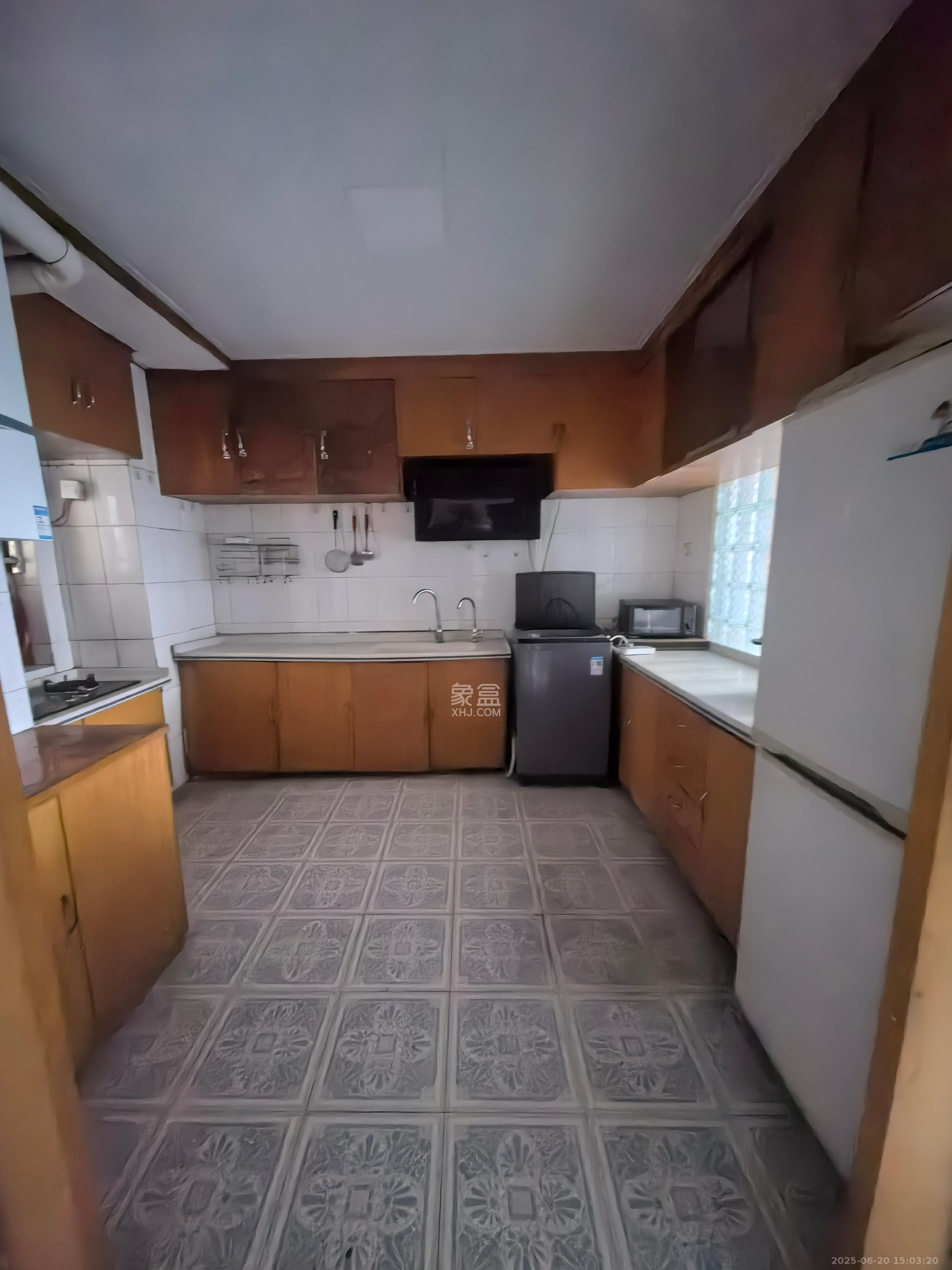 天心城市广场(黄金之城)  3室2厅2卫    2600.0元/月 天心城市广场(黄金之城)  3室2厅2卫    2600.0元/月室内图