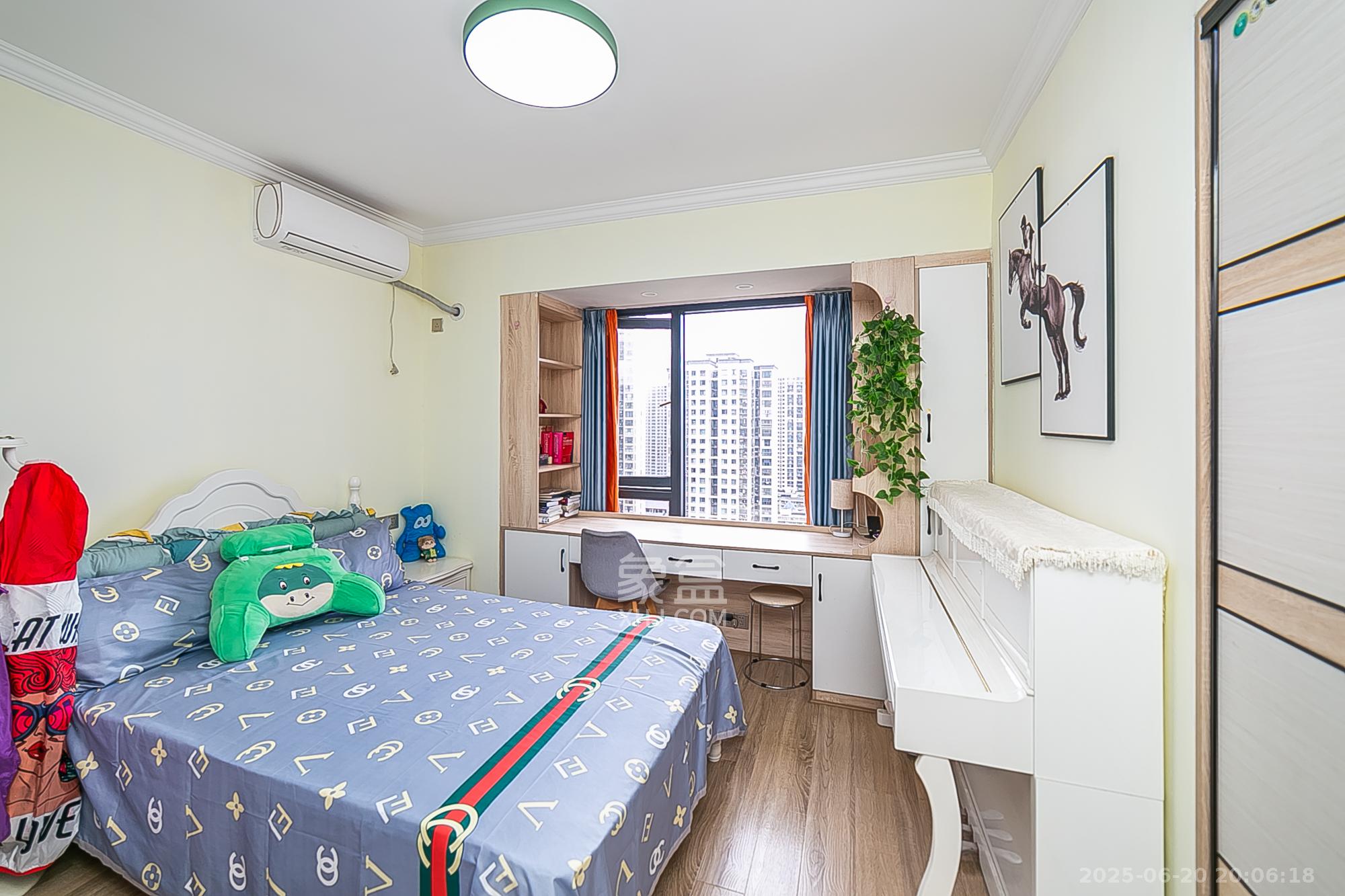 湘江锦绣  4室2厅1卫    175.0万卧室