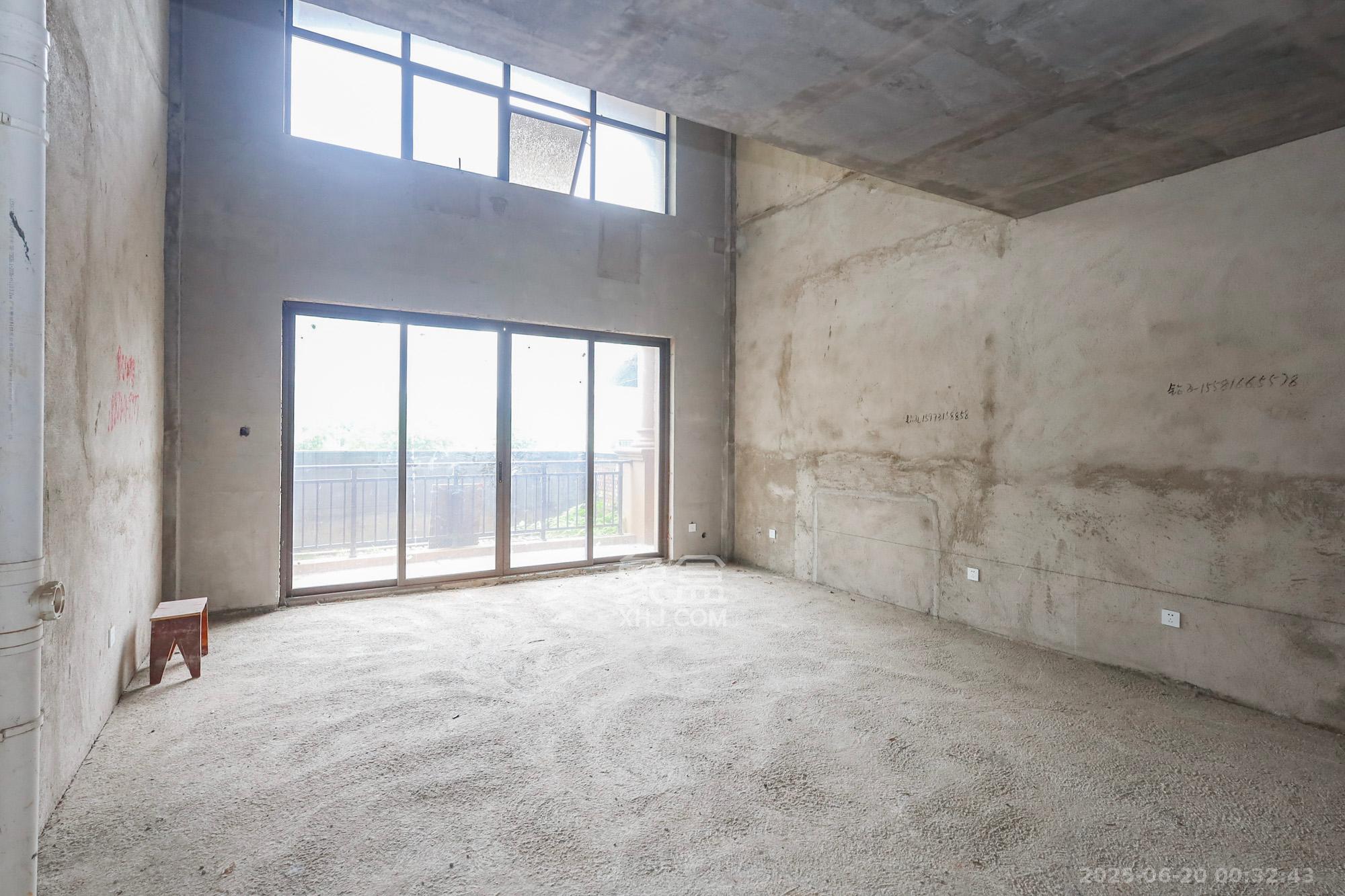 芙蓉别墅山庄(嘉湘华庭)  5室3厅5卫    558.0万 芙蓉别墅山庄(嘉湘华庭)  5室3厅5卫    558.0万客厅