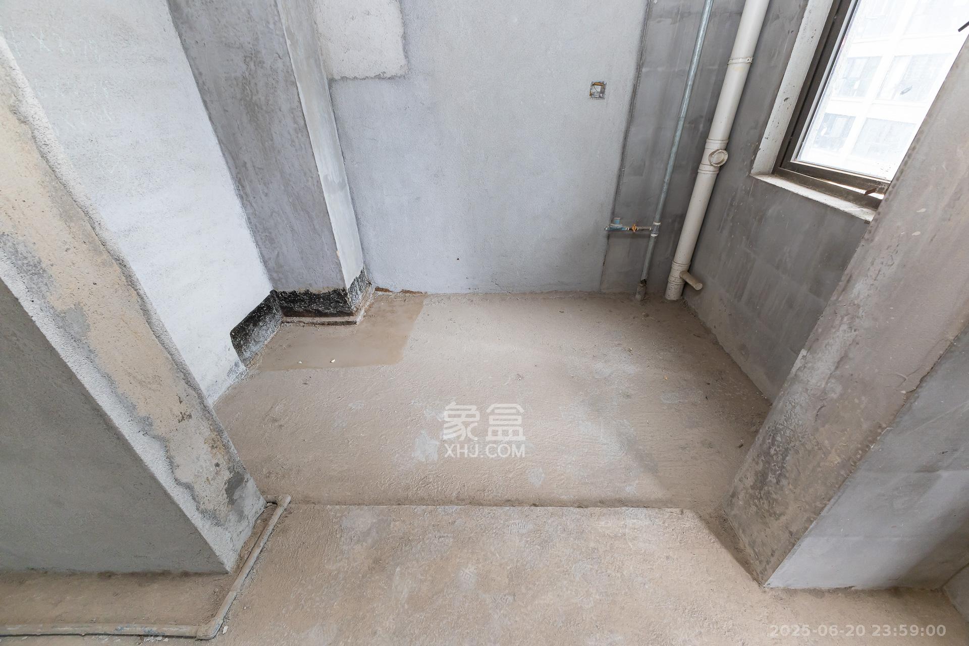 润和滨江府  4室2厅2卫   135.00万厨房